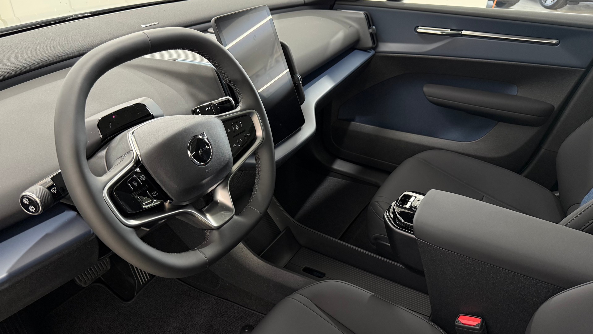 VOLVO EX 30 CC E60 Twin Performance A-image-3