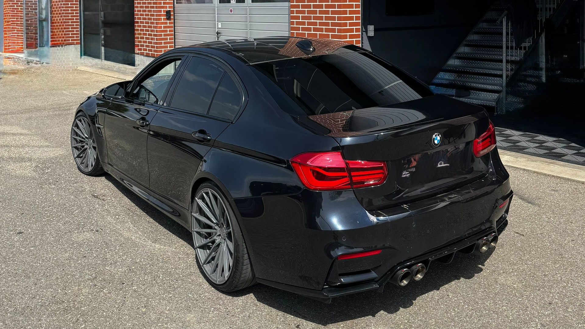 BMW M3 Drivelogic Akrapovic-showroom-element-2