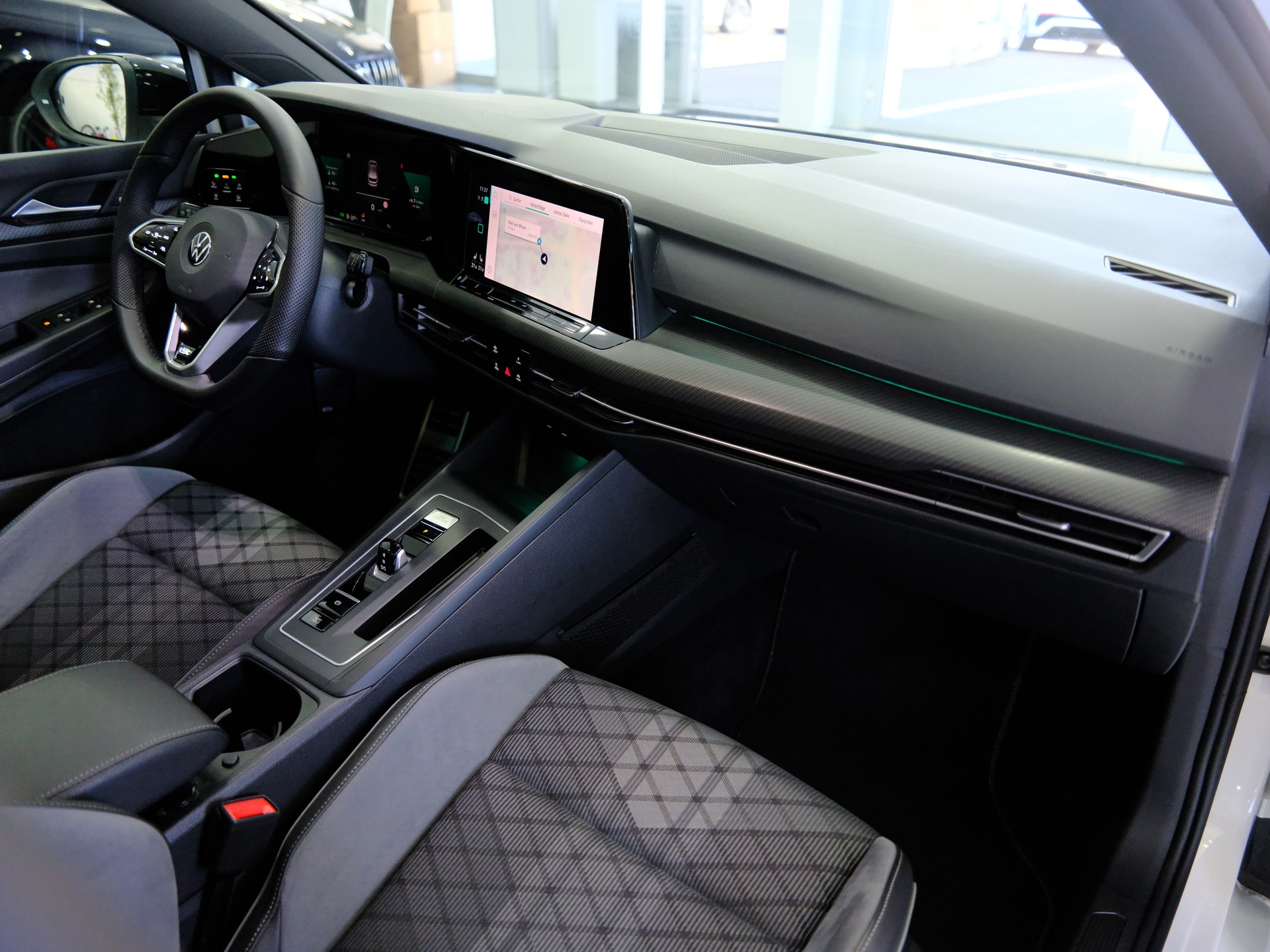 VW Golf 1.5 eTSI mHEV ACT R-Line DSG-image-11