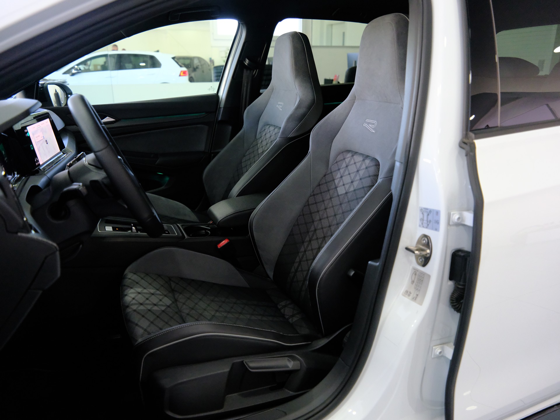 VW Golf 1.5 eTSI mHEV ACT R-Line DSG-image-9