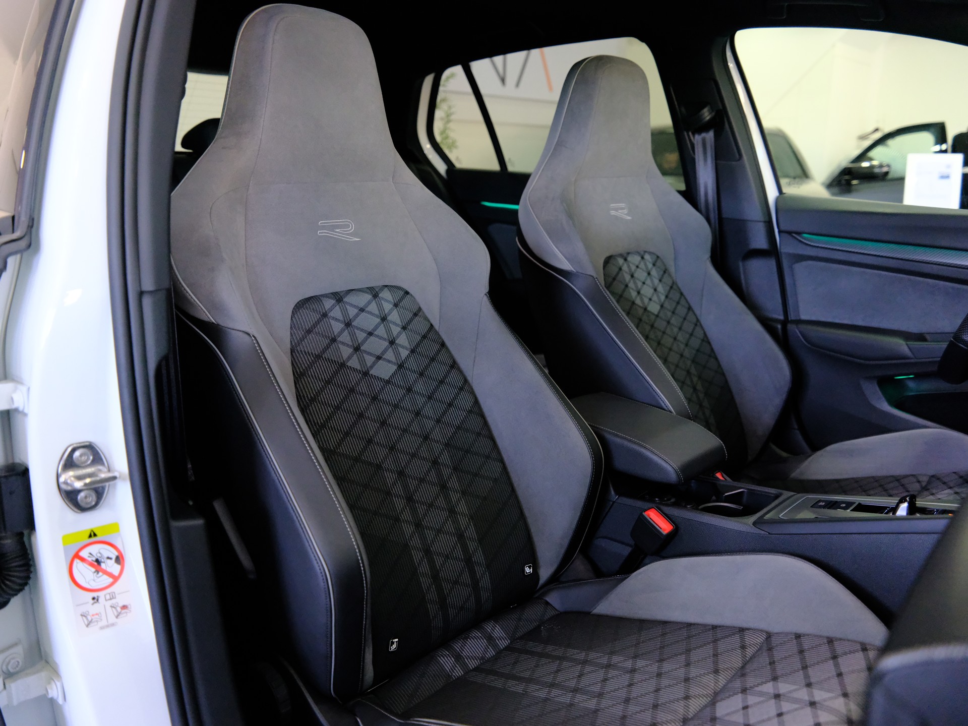VW Golf 1.5 eTSI mHEV ACT R-Line DSG-image-12