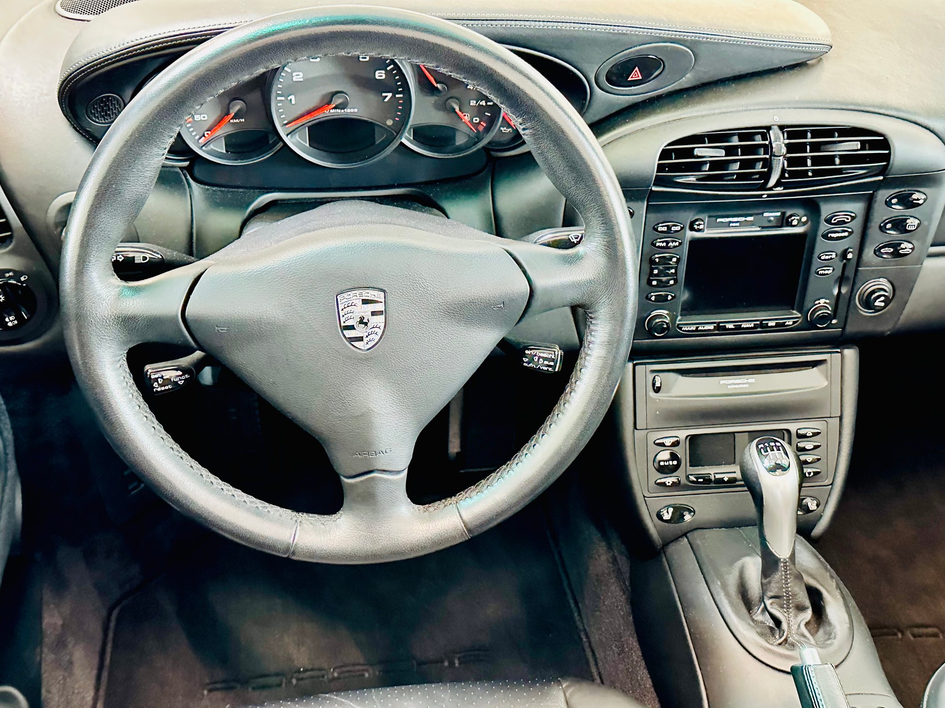 PORSCHE 911 Carrera 4 Cabrio-image-10