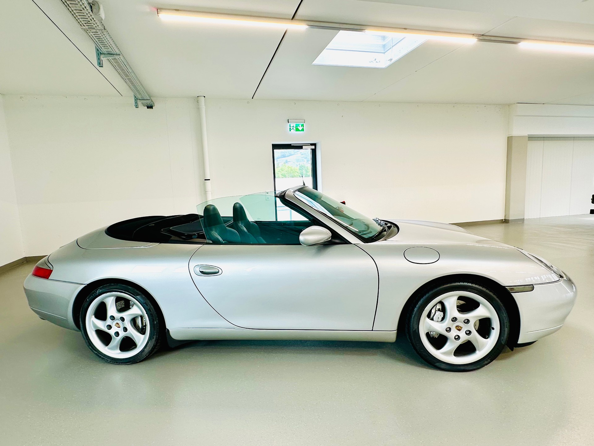 PORSCHE 911 Carrera 4 Cabrio-image-3