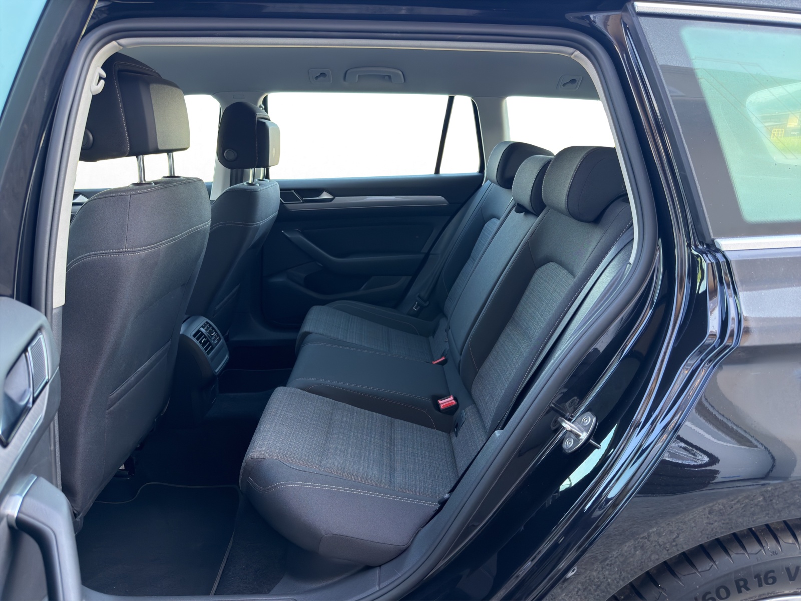 VW Passat 2.0 TDI BMT Business DSG-image-12