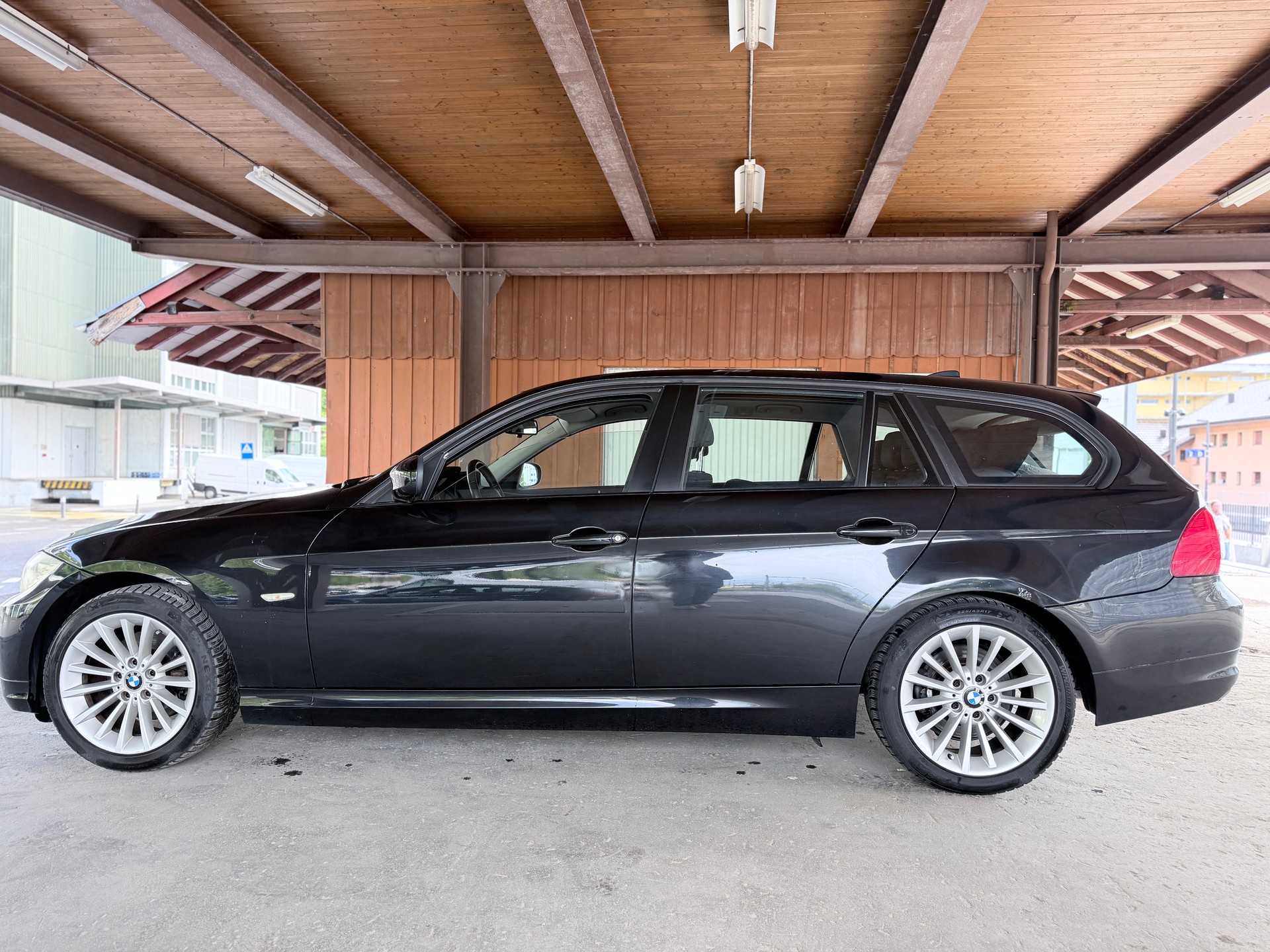 BMW 318d Touring Dynamic Edition Steptronic-image-2