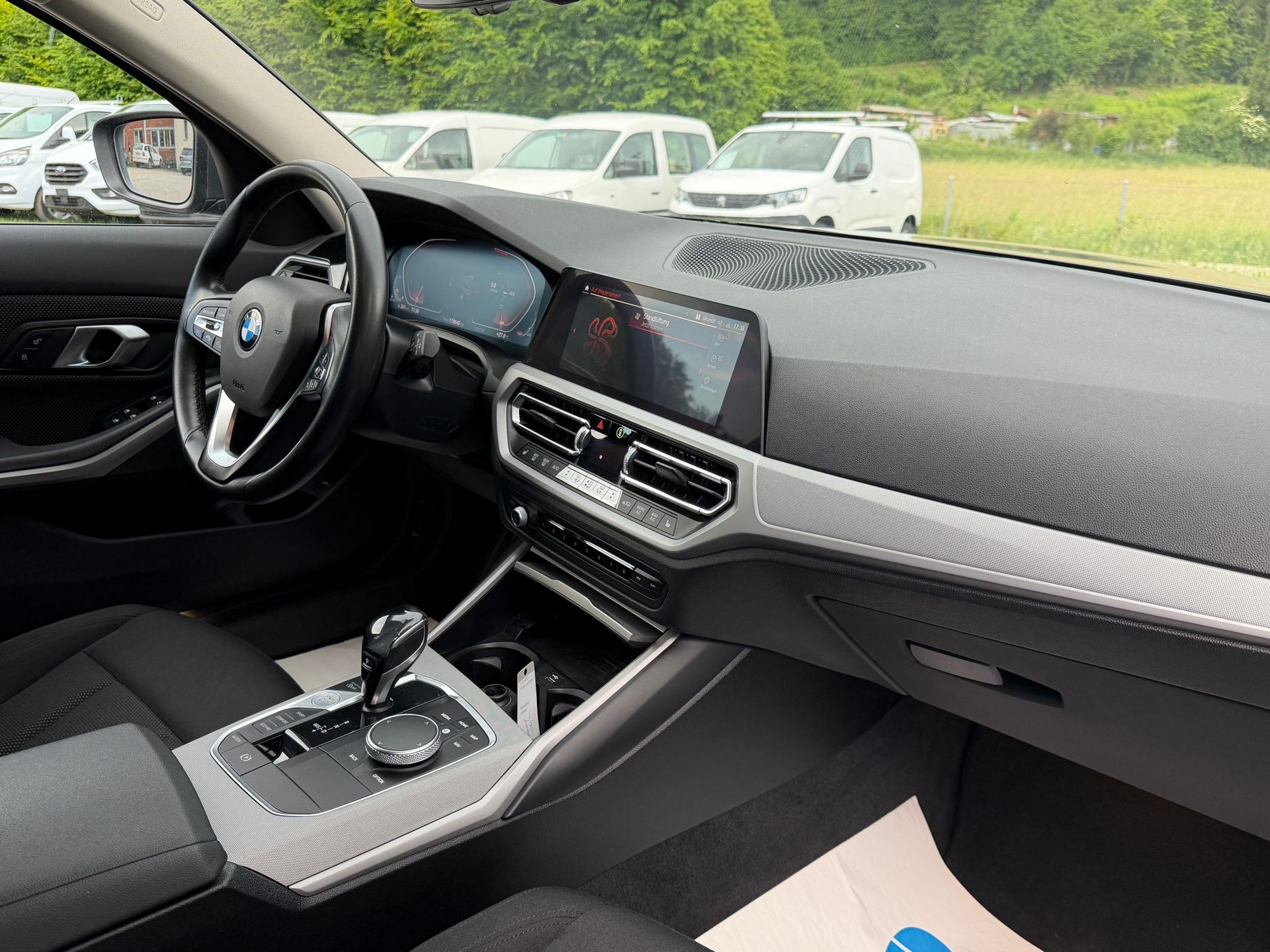 BMW 318d Touring-image-9