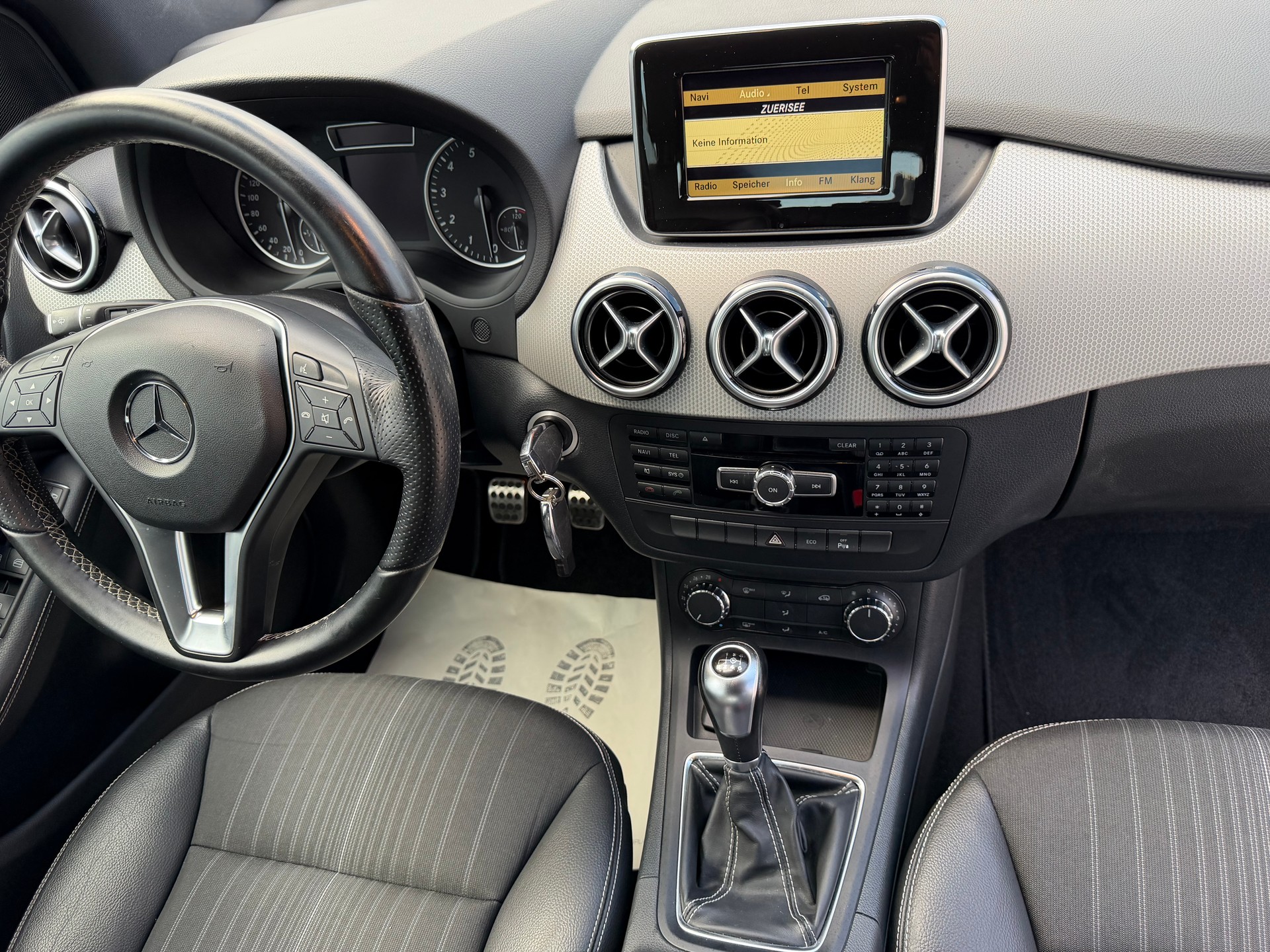 MERCEDES-BENZ B 180 Active Edition-image-13