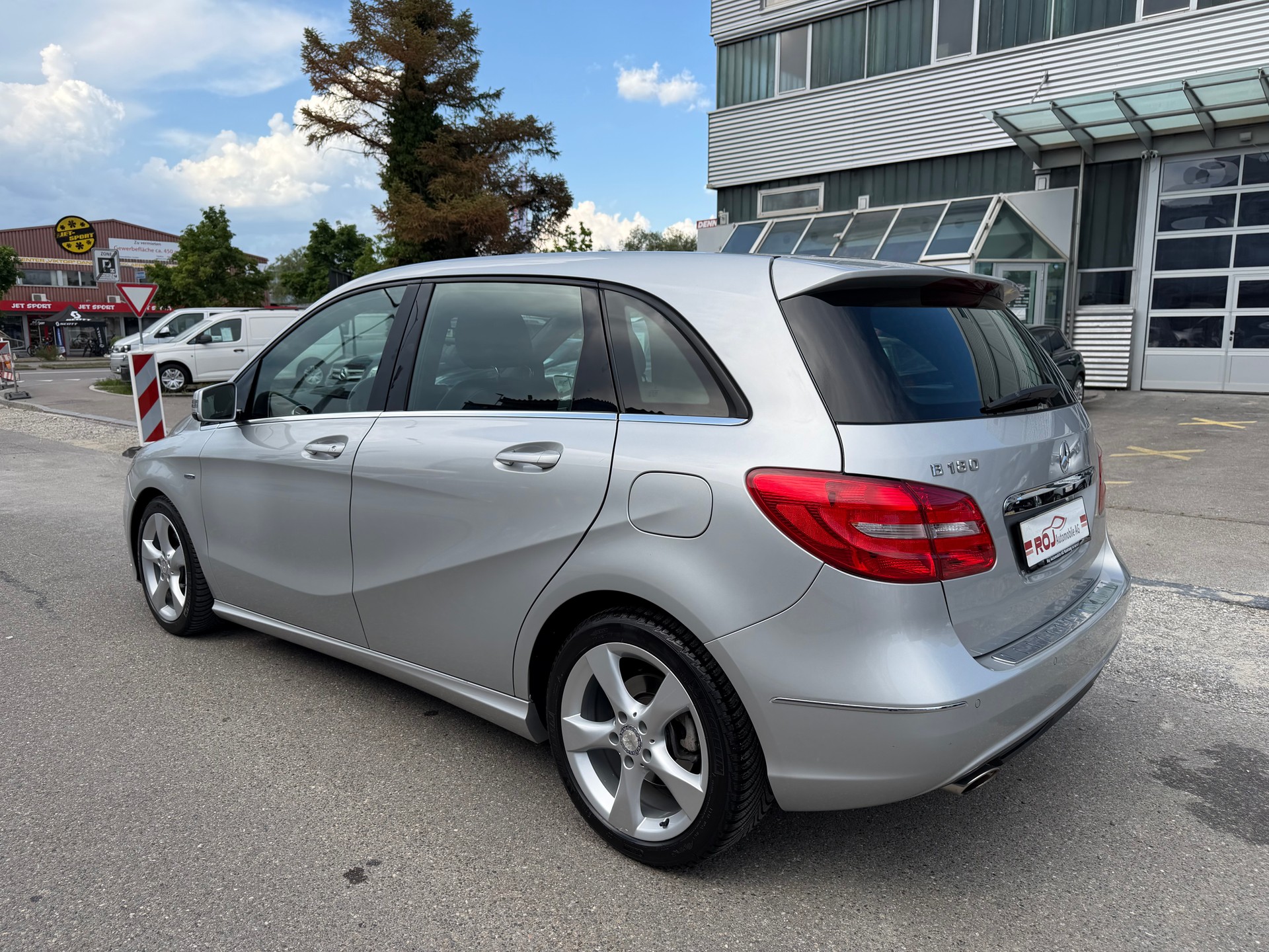 MERCEDES-BENZ B 180 Active Edition-image-6