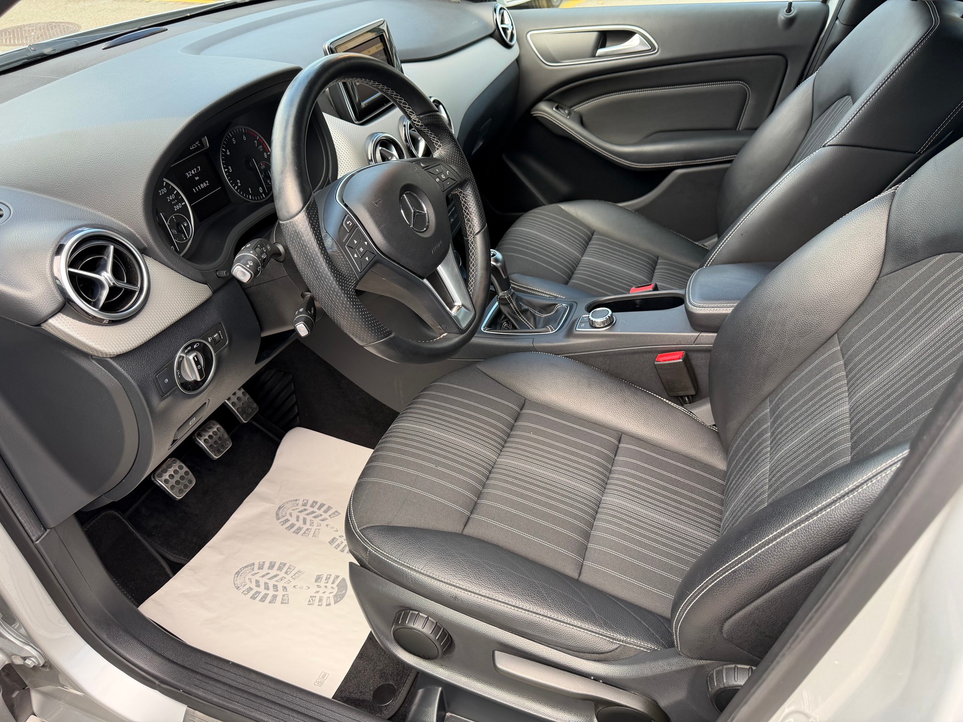 MERCEDES-BENZ B 180 Active Edition-image-7