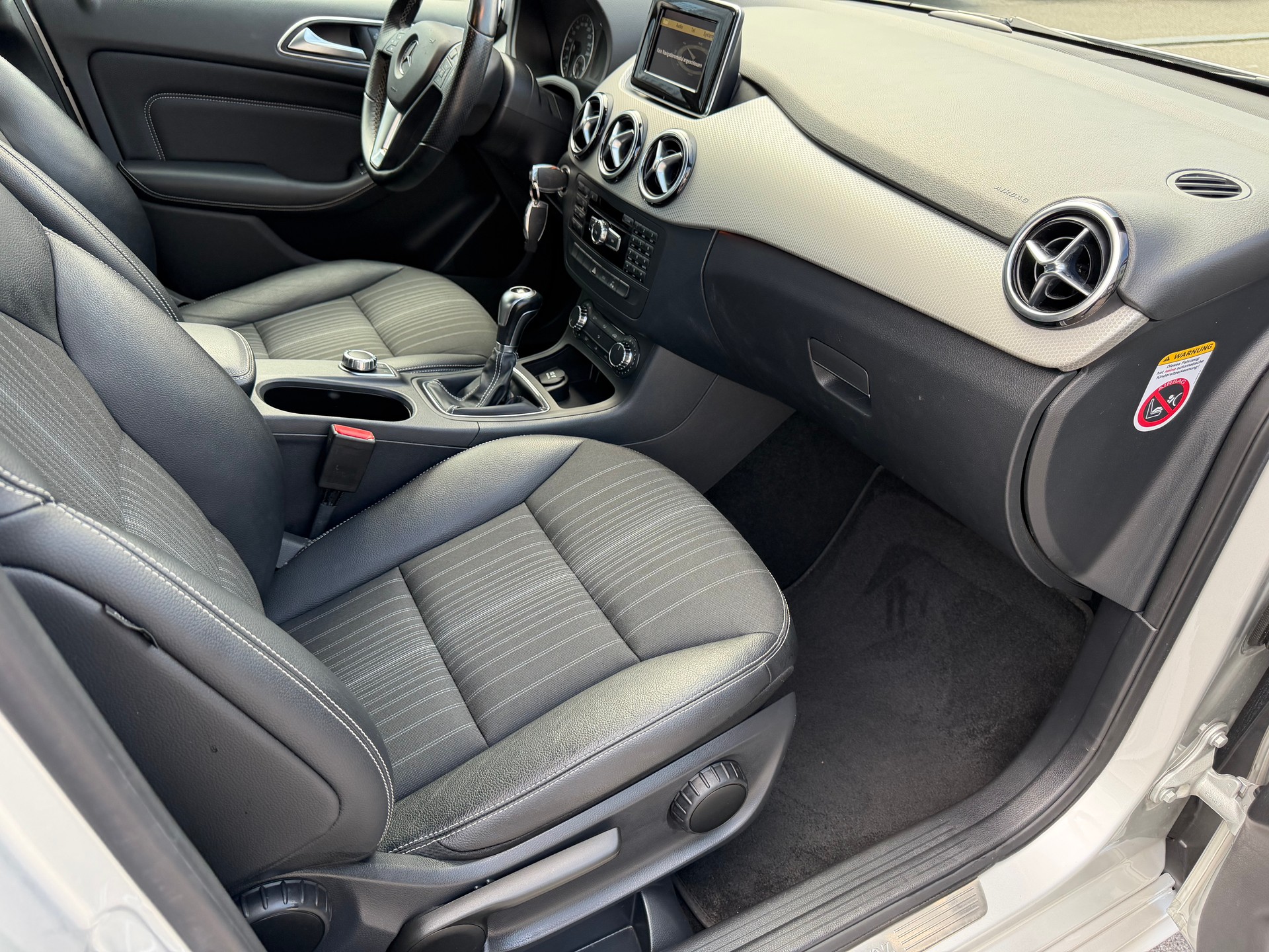 MERCEDES-BENZ B 180 Active Edition-image-12