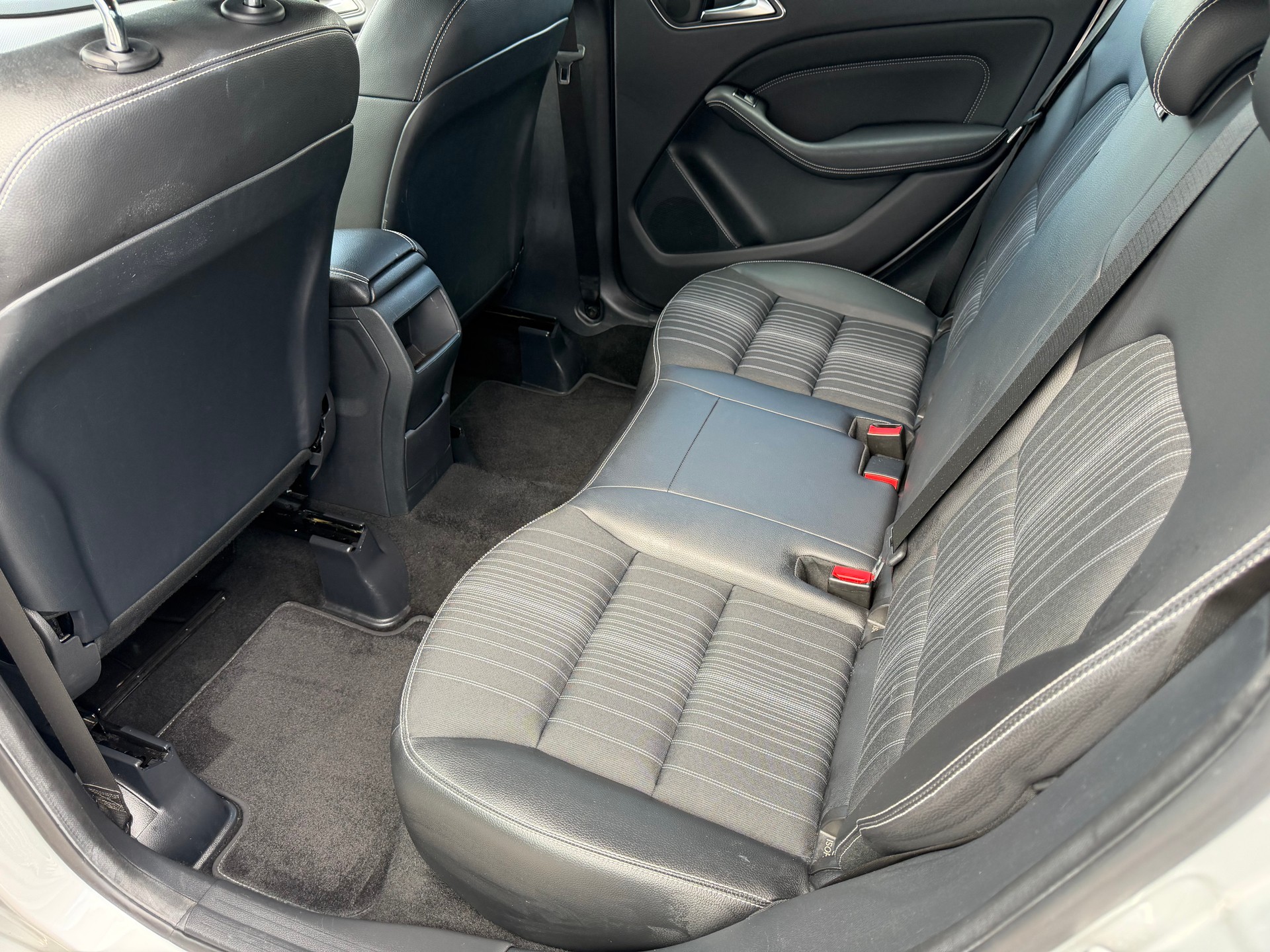 MERCEDES-BENZ B 180 Active Edition-image-8
