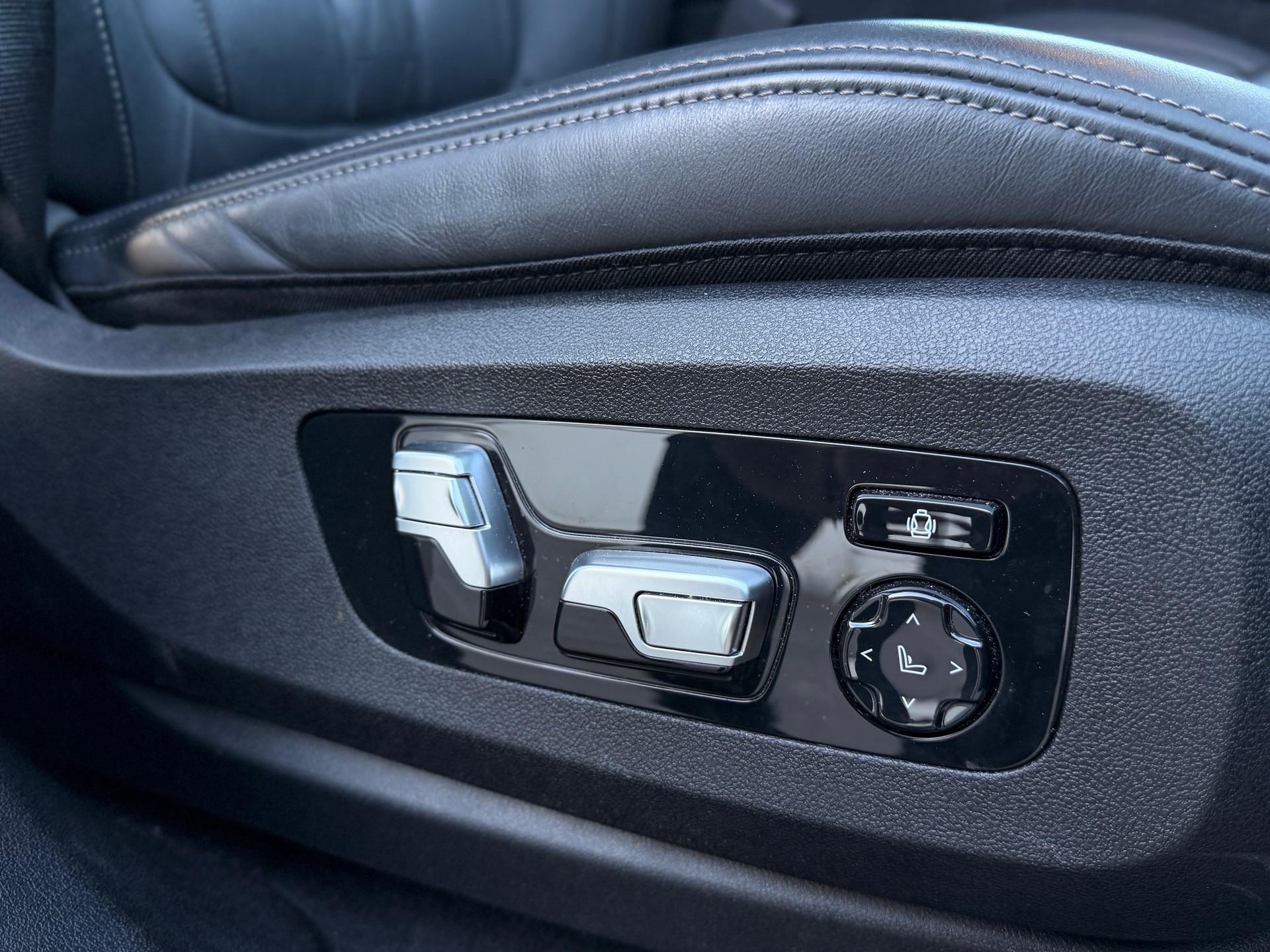 BMW X6 M50i Steptronic-image-23