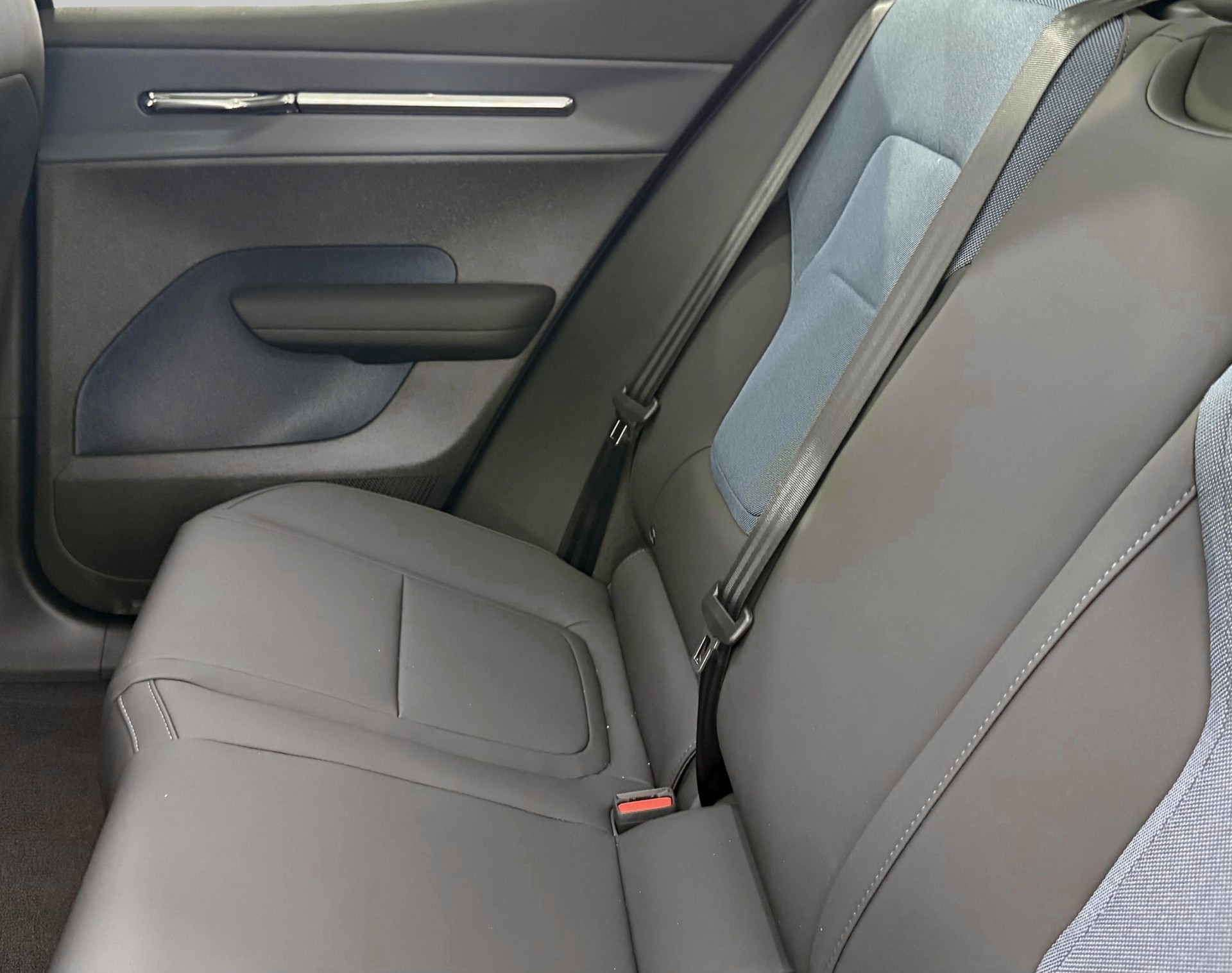 VOLVO EX 30 E60 Twin Ultra Performanc-image-3