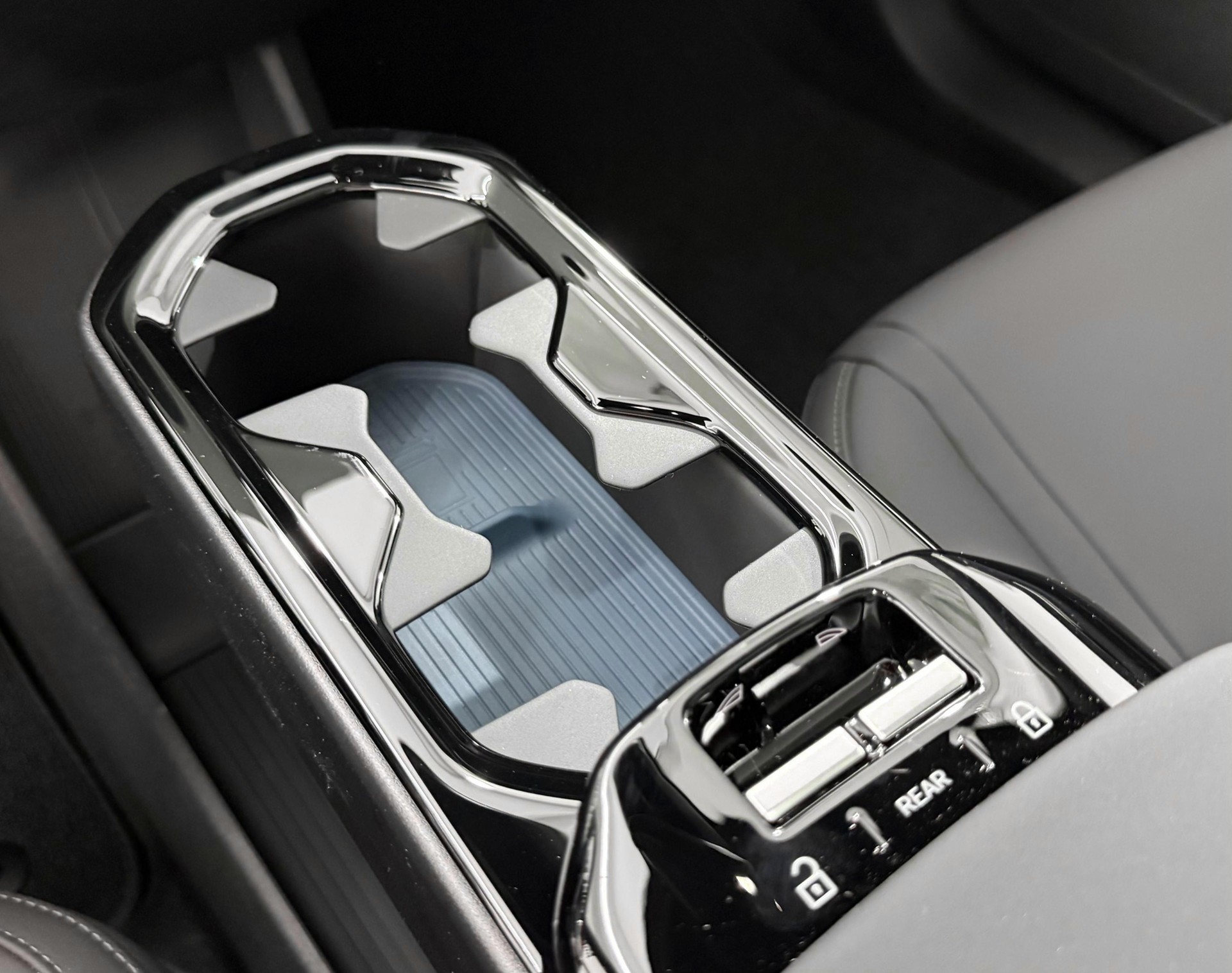 VOLVO EX 30 E60 Twin Ultra Performanc-image-9