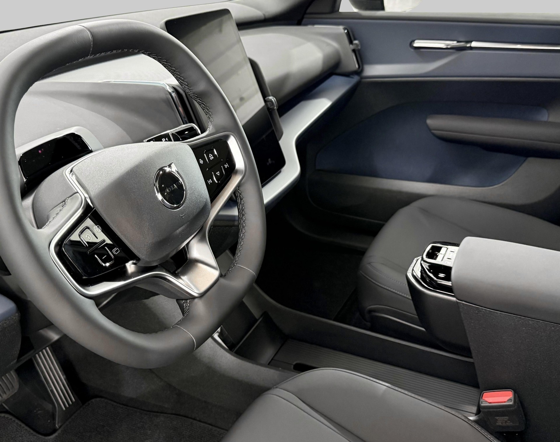 VOLVO EX 30 E60 Twin Ultra Performanc-image-2