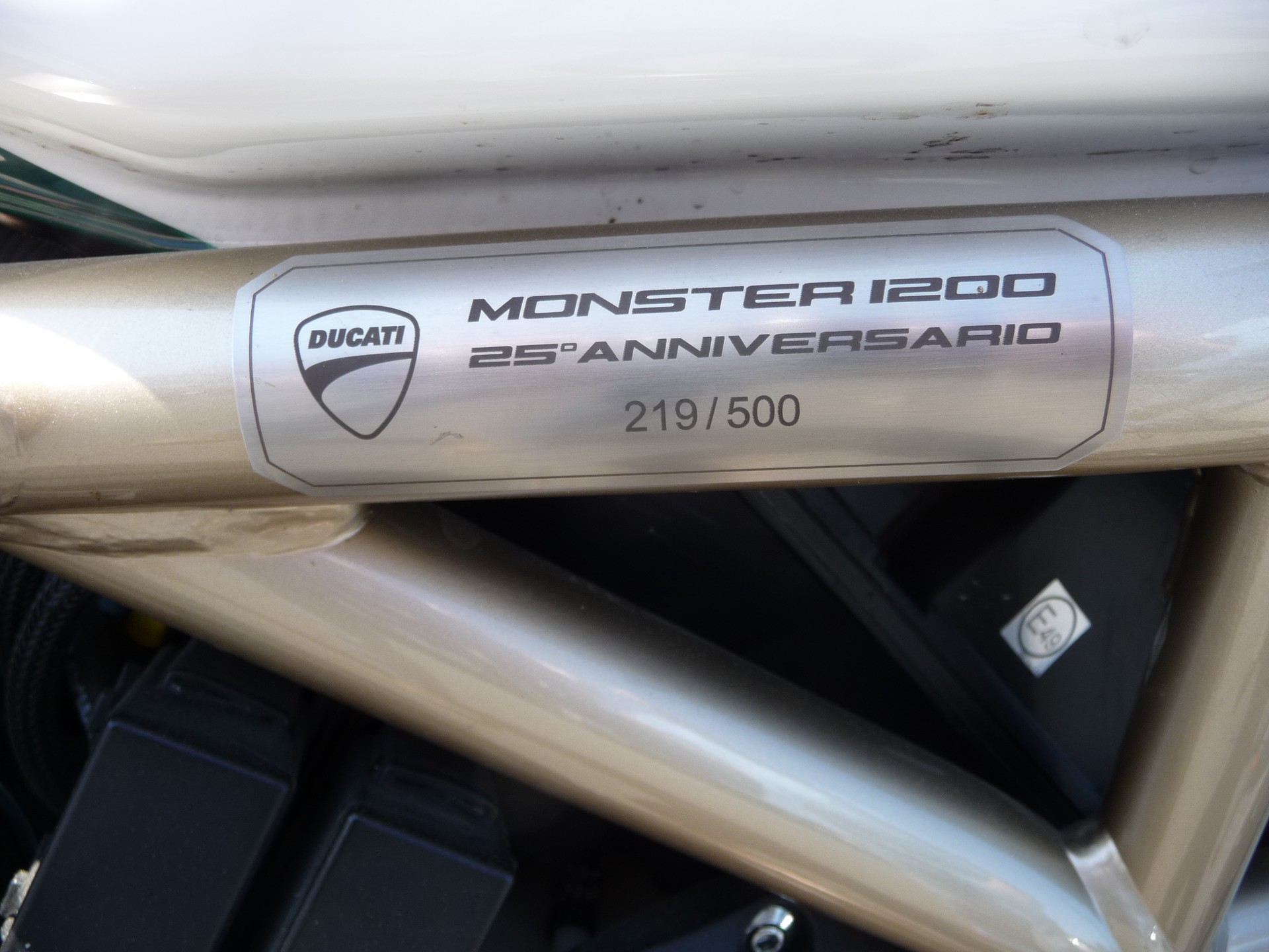 DUCATI Monster 1200 Anniversario-showroom-element-2