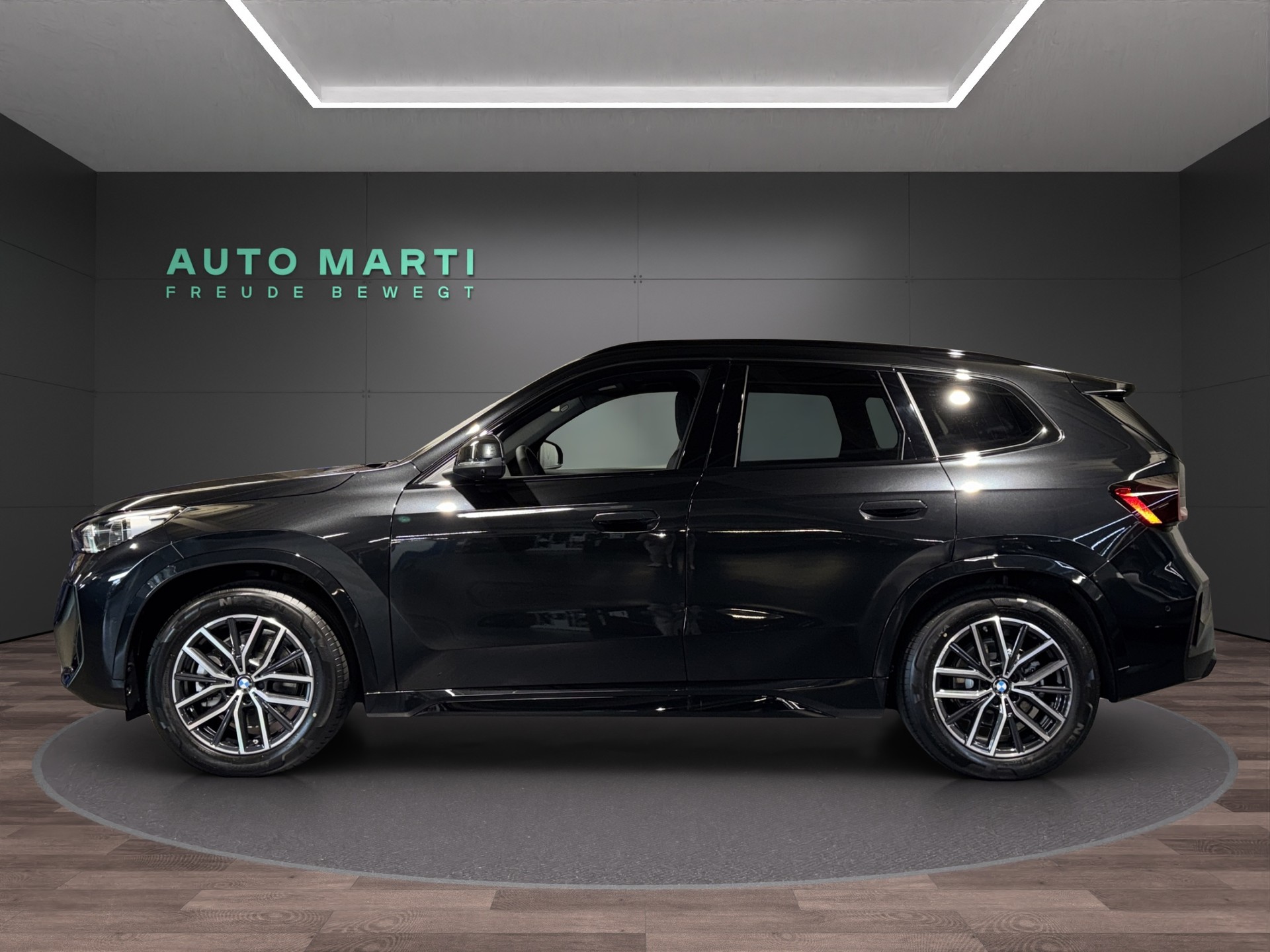 BMW iX1 30 xDrive-image-1