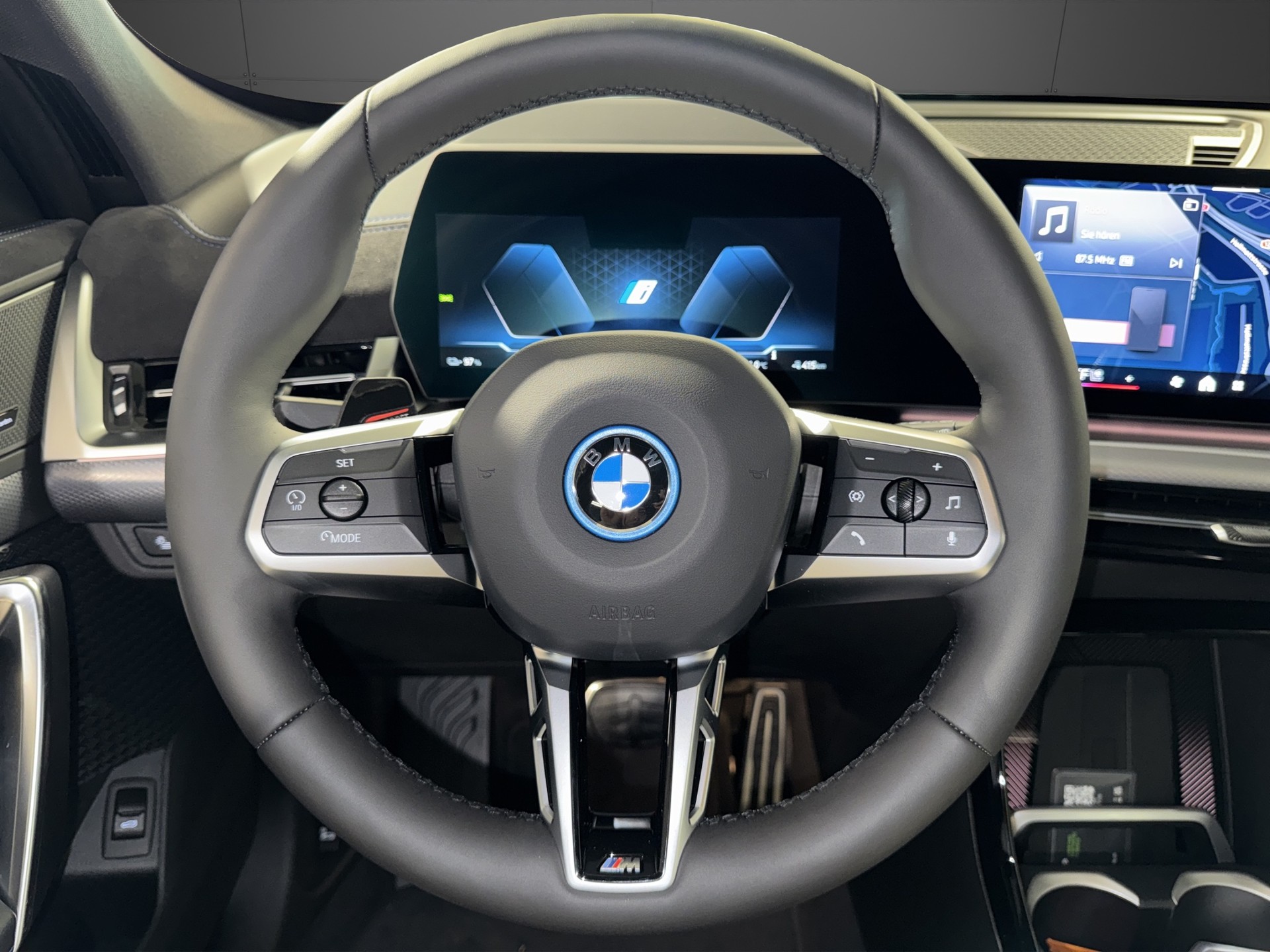 BMW iX1 30 xDrive-image-13
