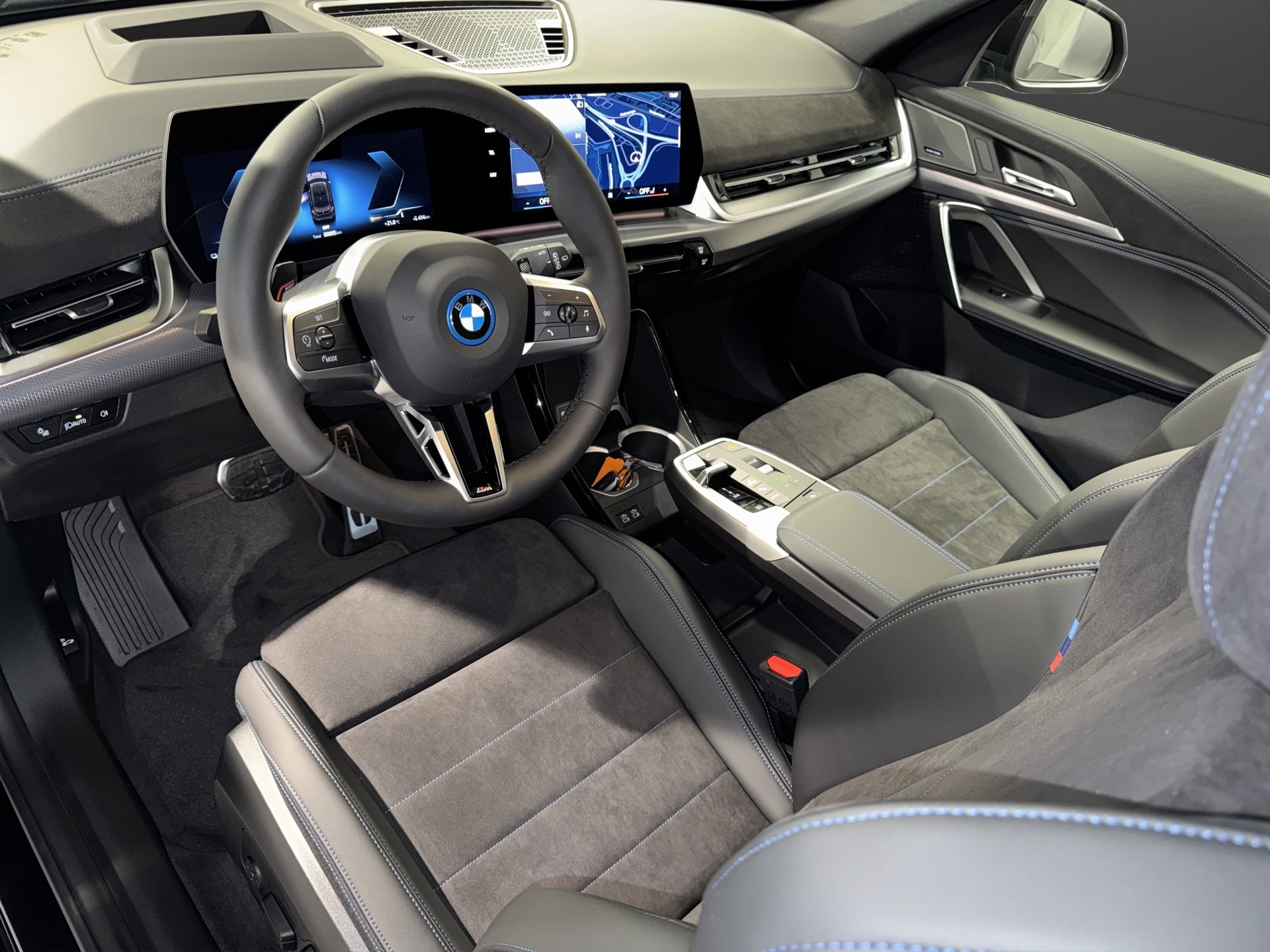 BMW iX1 30 xDrive-image-7