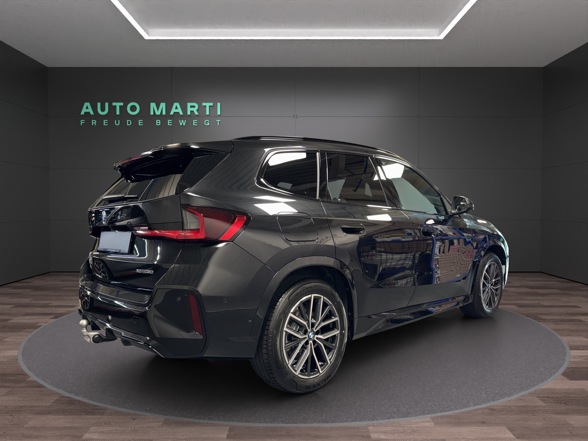 BMW iX1 30 xDrive-image-3