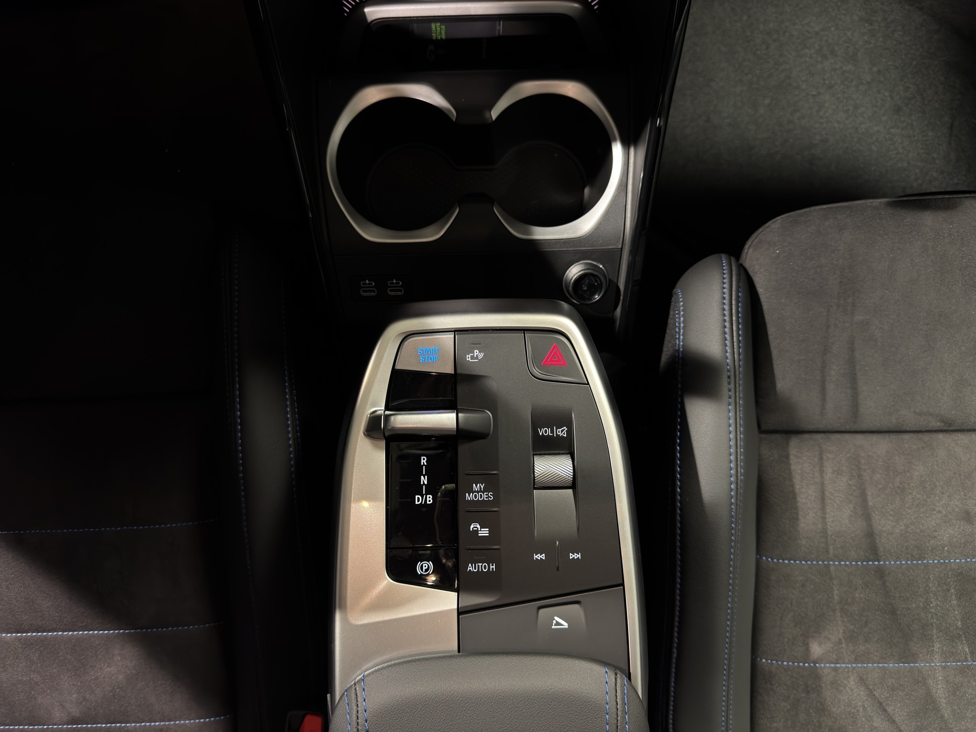 BMW iX1 30 xDrive-image-10