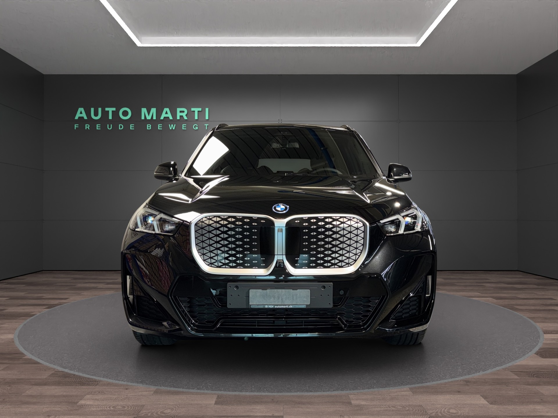 BMW iX1 30 xDrive-image-4