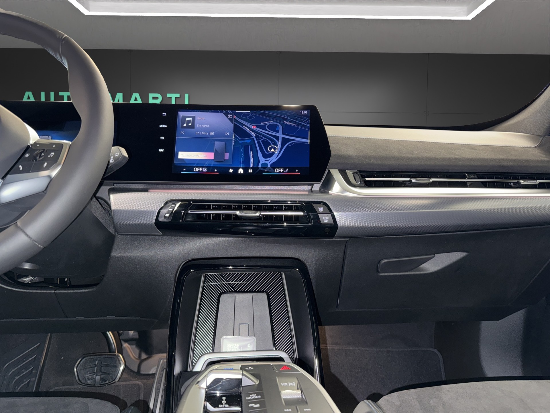 BMW iX1 30 xDrive-image-18