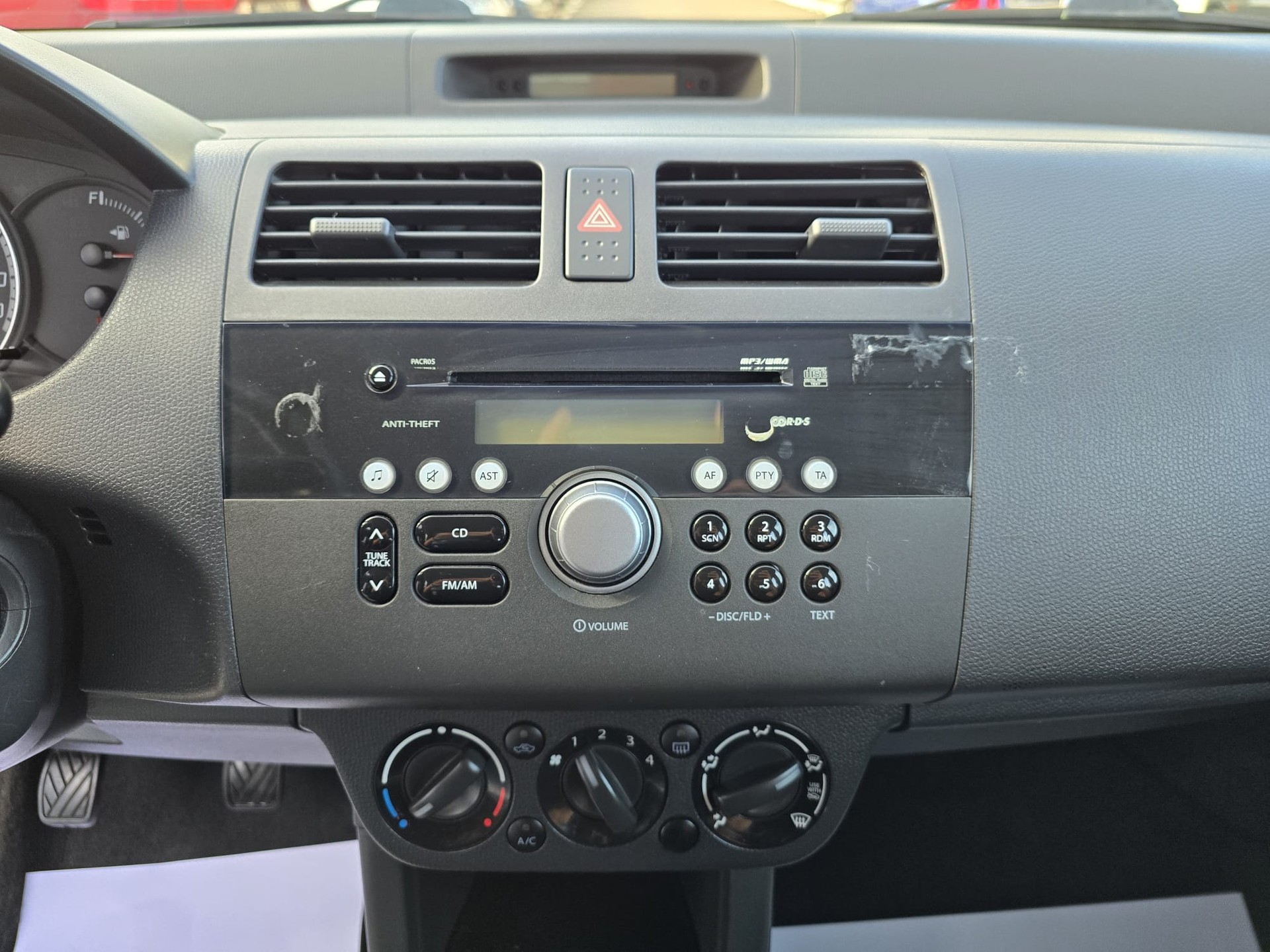 SUZUKI Swift 1.3i 16V GL Top 4x4-image-9