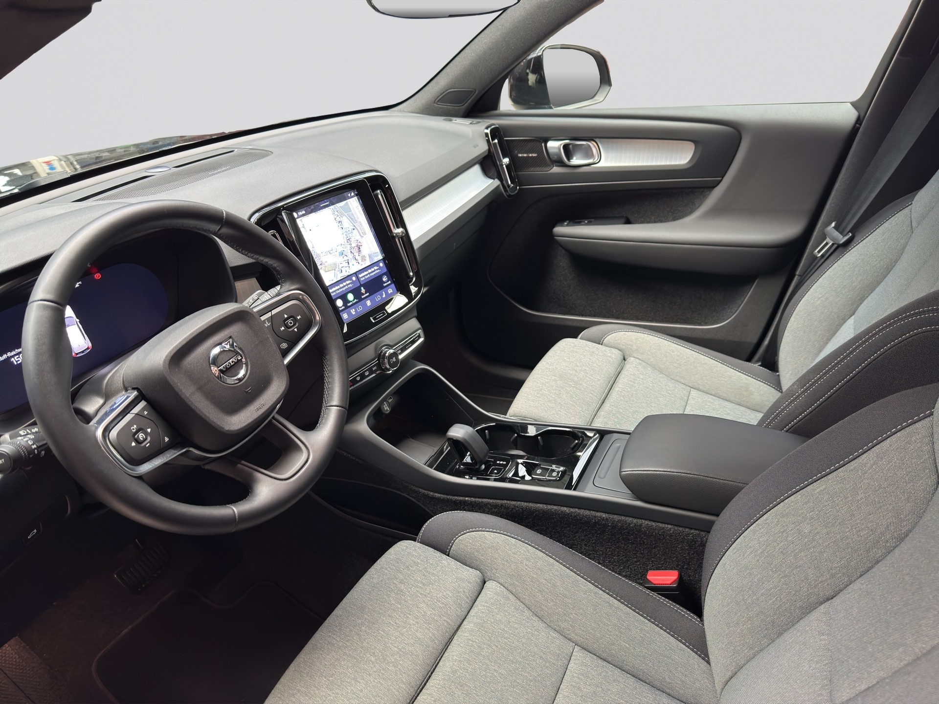 VOLVO XC40 B3 Benzin Mild Hybrid Plus Black Edition-image-6