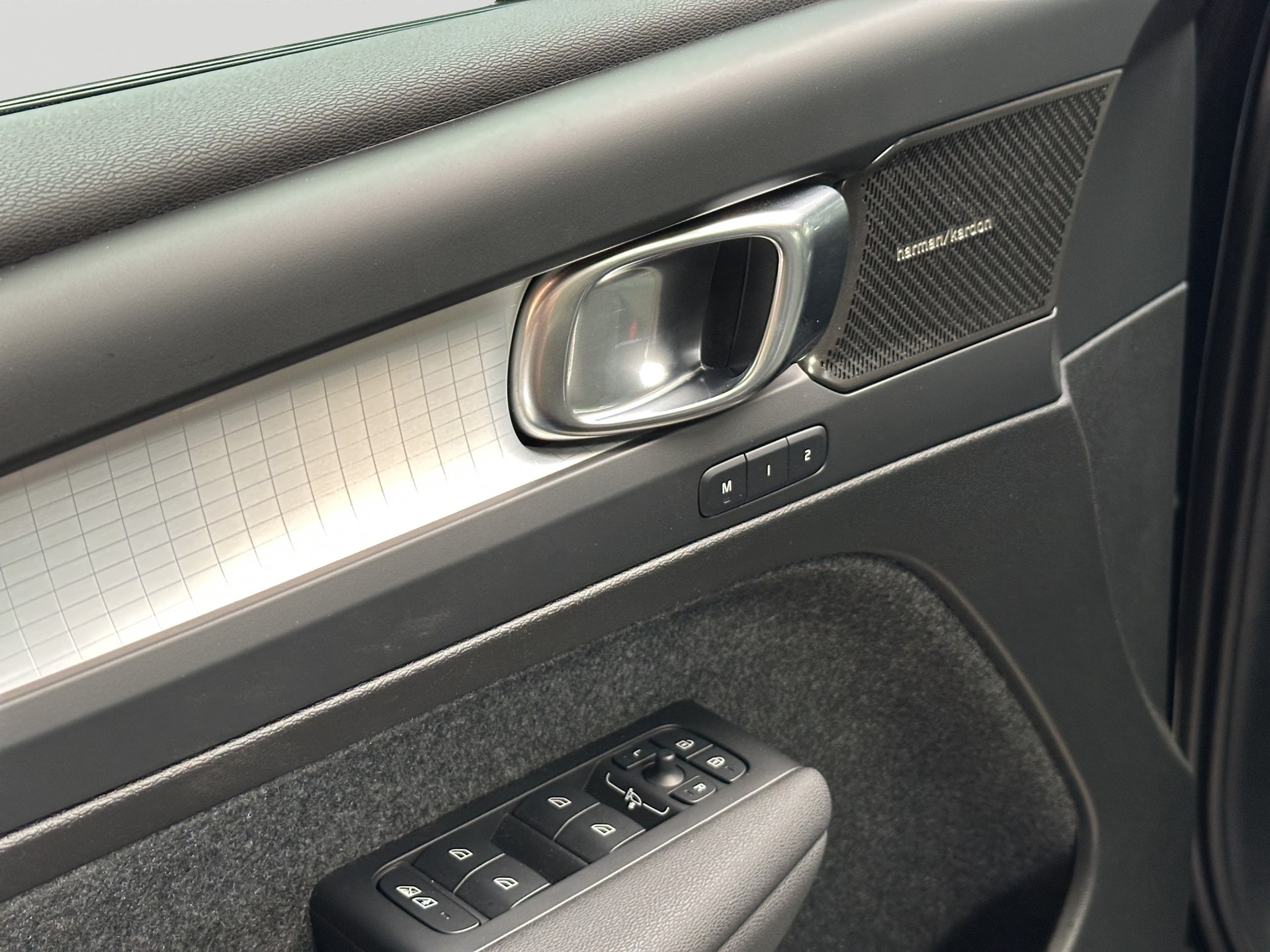 VOLVO XC40 B3 Benzin Mild Hybrid Plus Black Edition-image-8