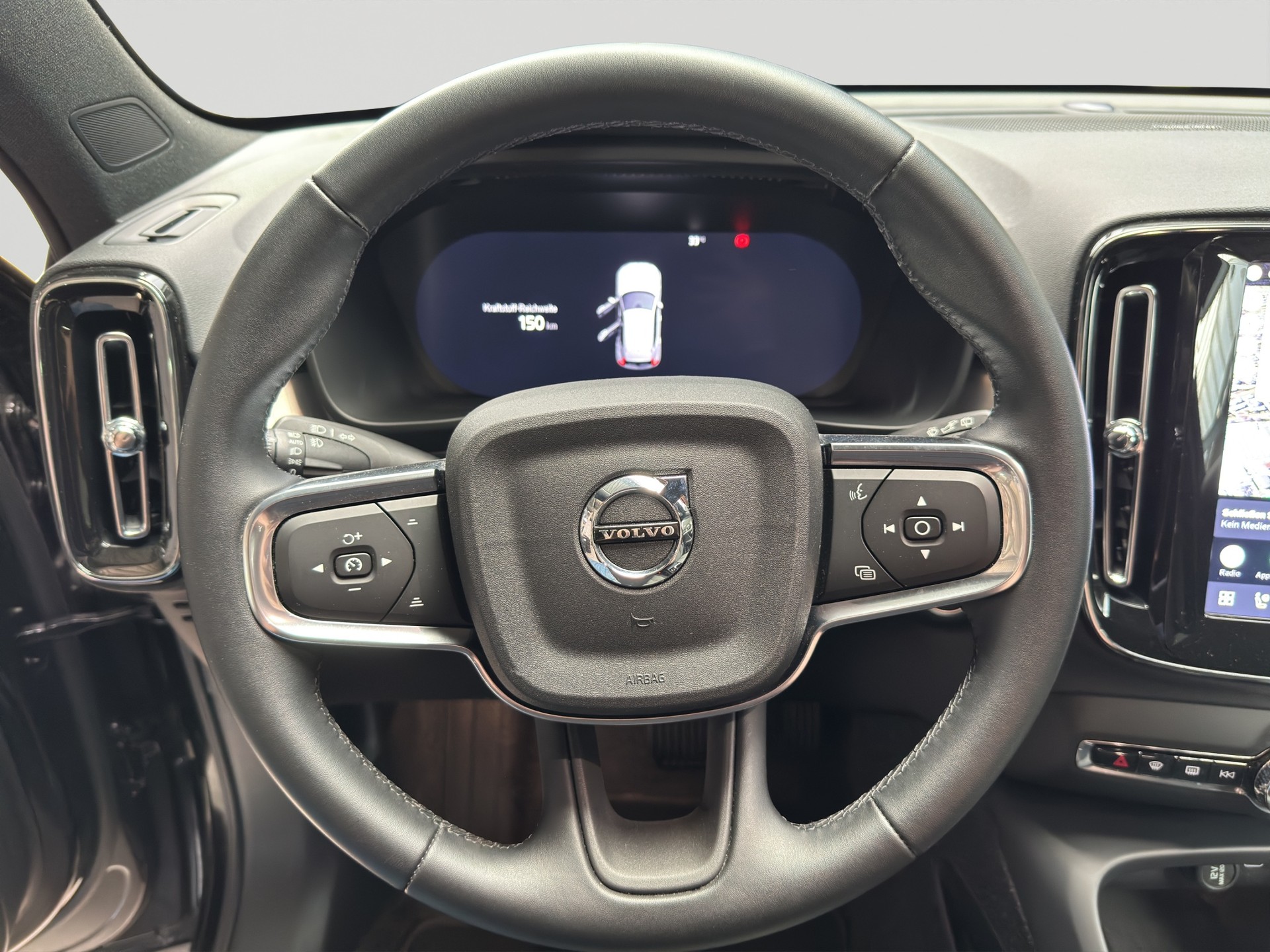 VOLVO XC40 B3 Benzin Mild Hybrid Plus Black Edition-image-10