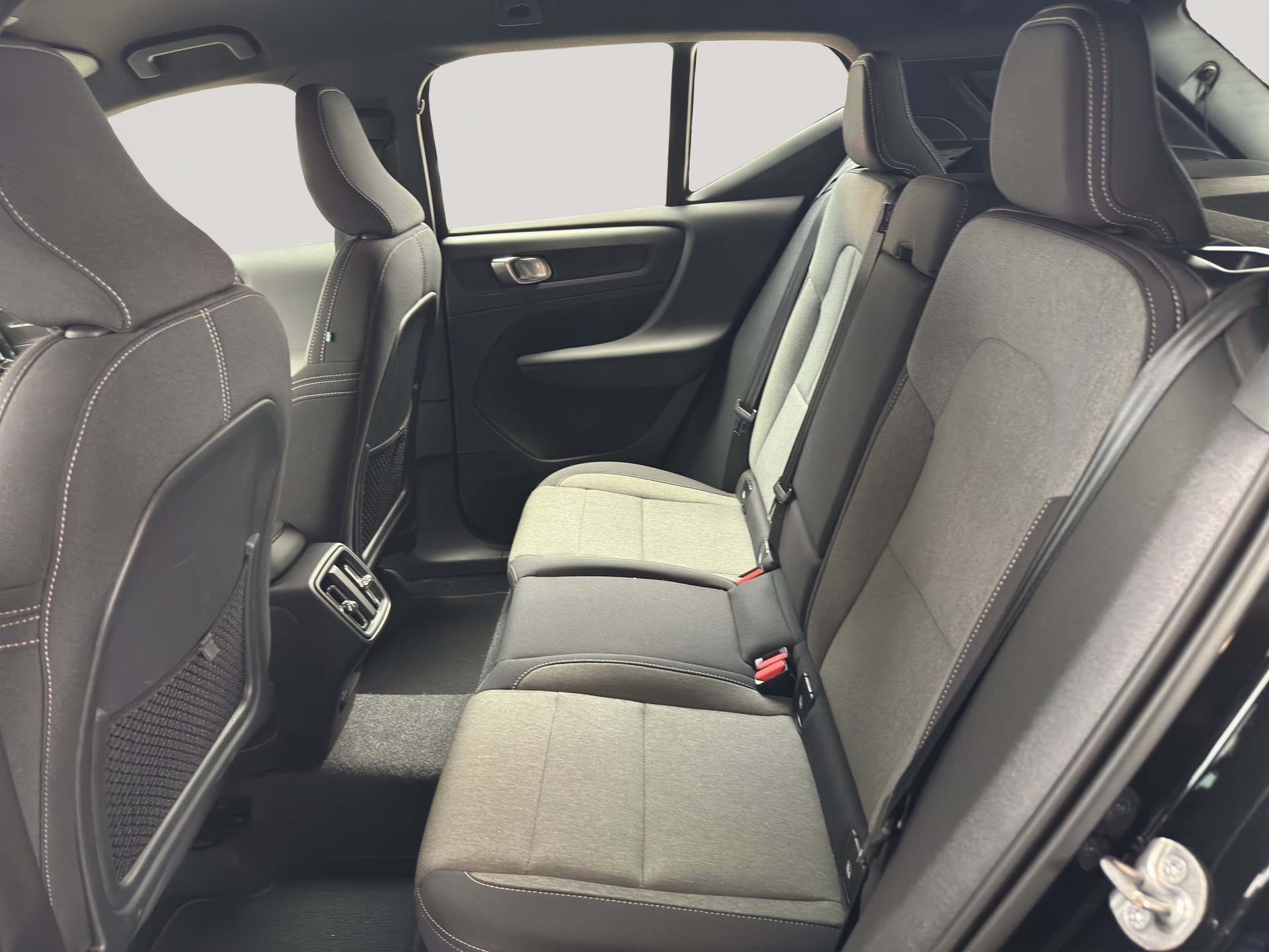 VOLVO XC40 B3 Benzin Mild Hybrid Plus Black Edition-image-7
