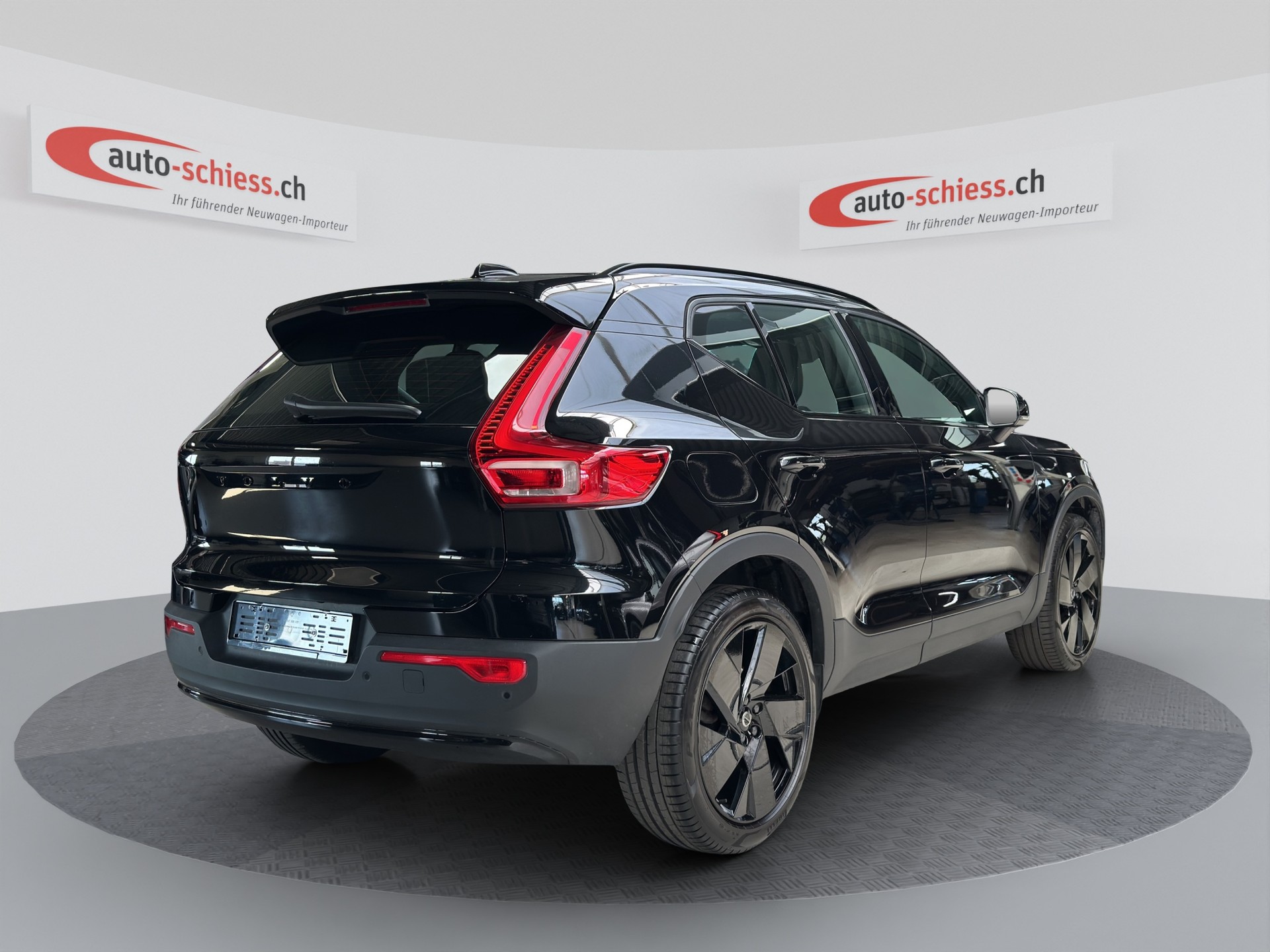 VOLVO XC40 B3 Benzin Mild Hybrid Plus Black Edition-image-4