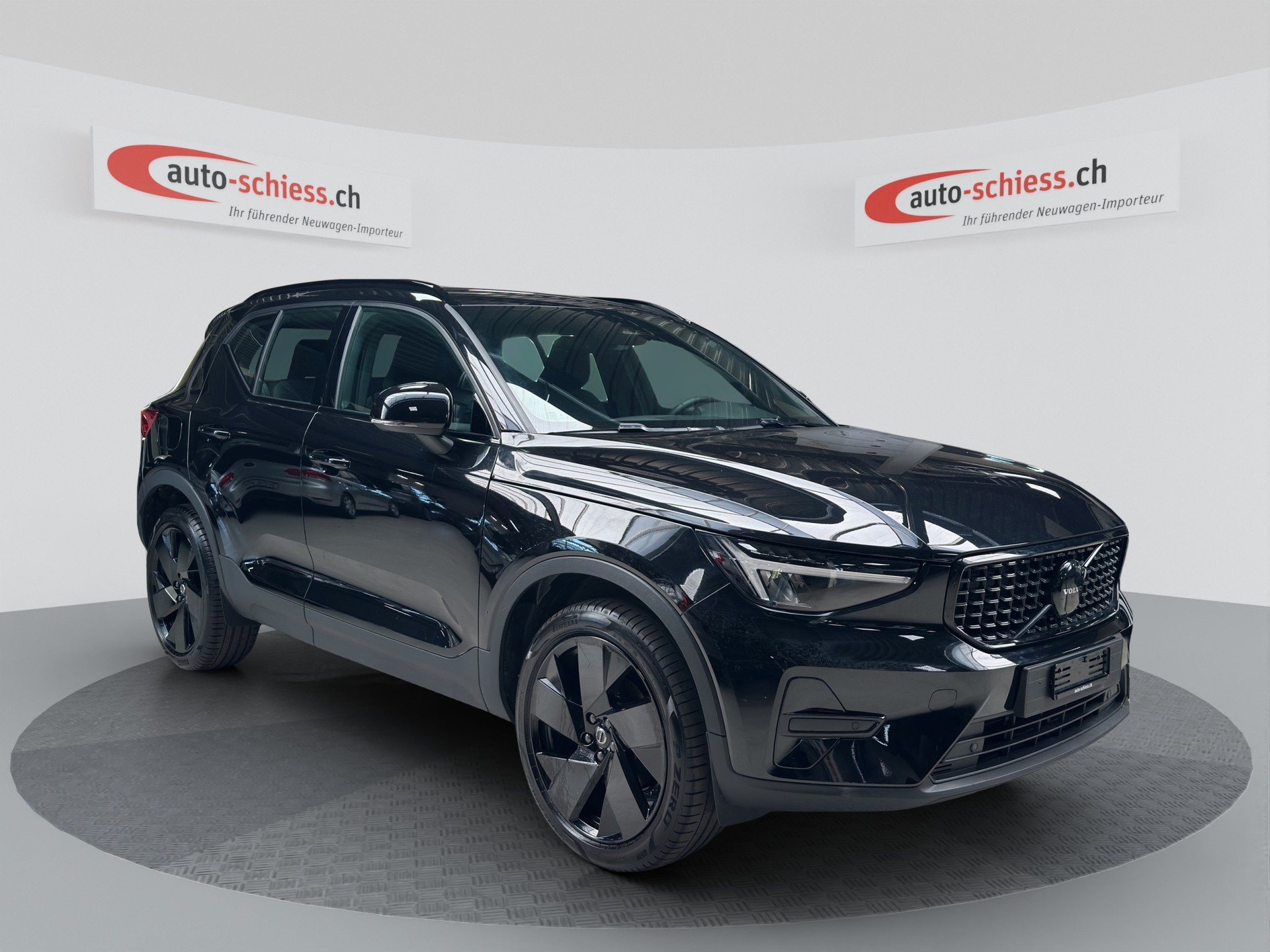 VOLVO XC40 B3 Benzin Mild Hybrid Plus Black Edition-image-0
