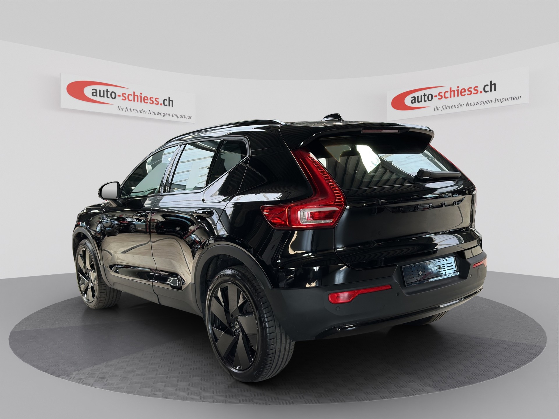 VOLVO XC40 B3 Benzin Mild Hybrid Plus Black Edition-image-2