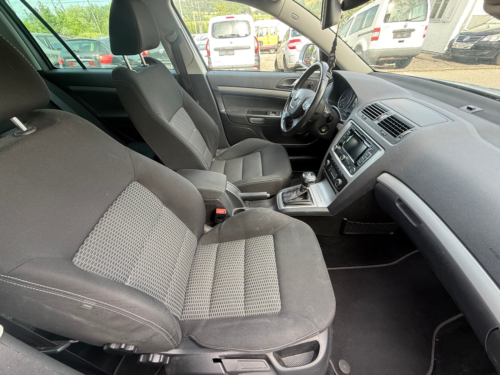 SKODA Octavia Combi 2.0 TDI Elegance DSG-image-5