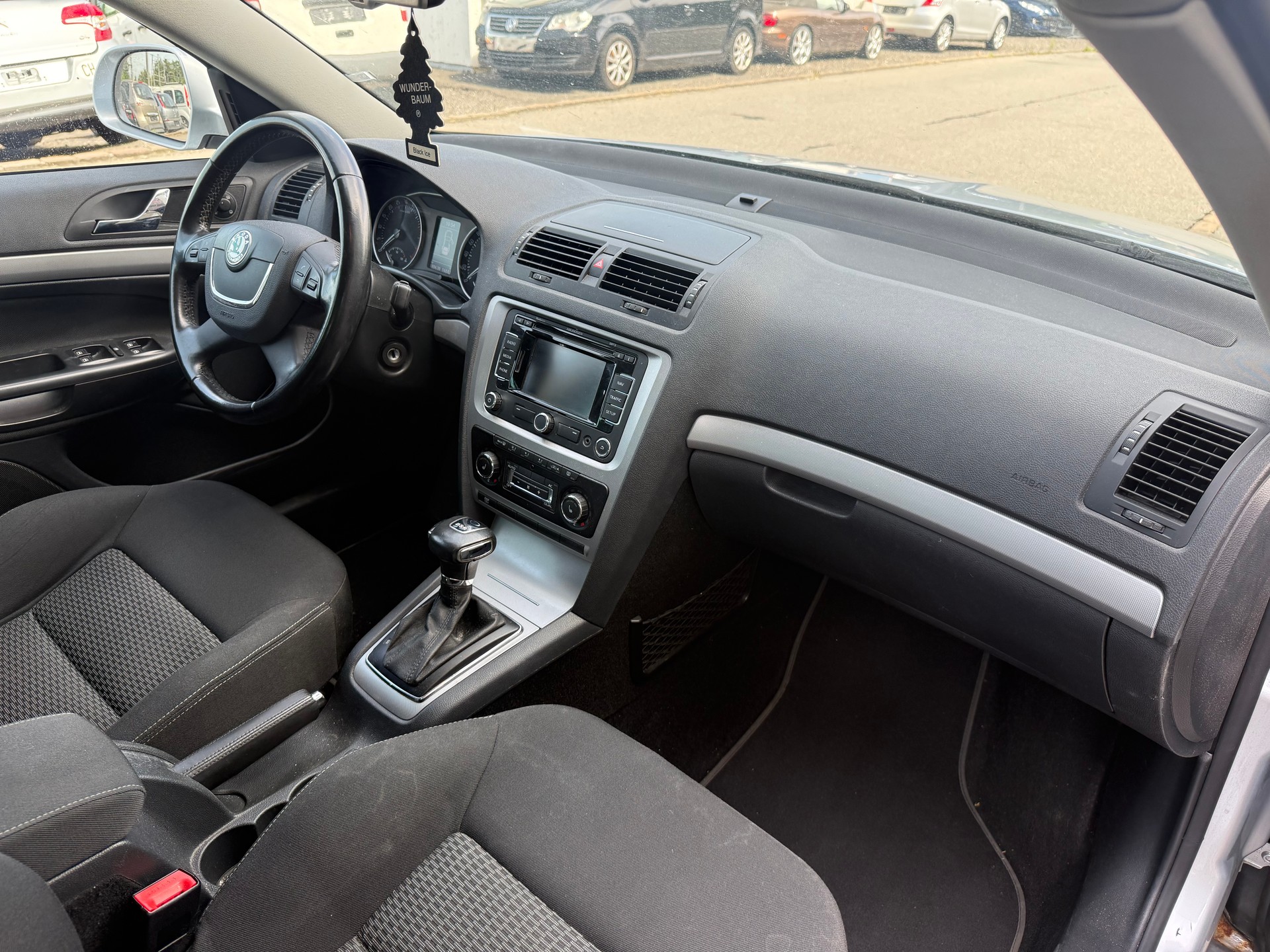 SKODA Octavia Combi 2.0 TDI Elegance DSG-image-4
