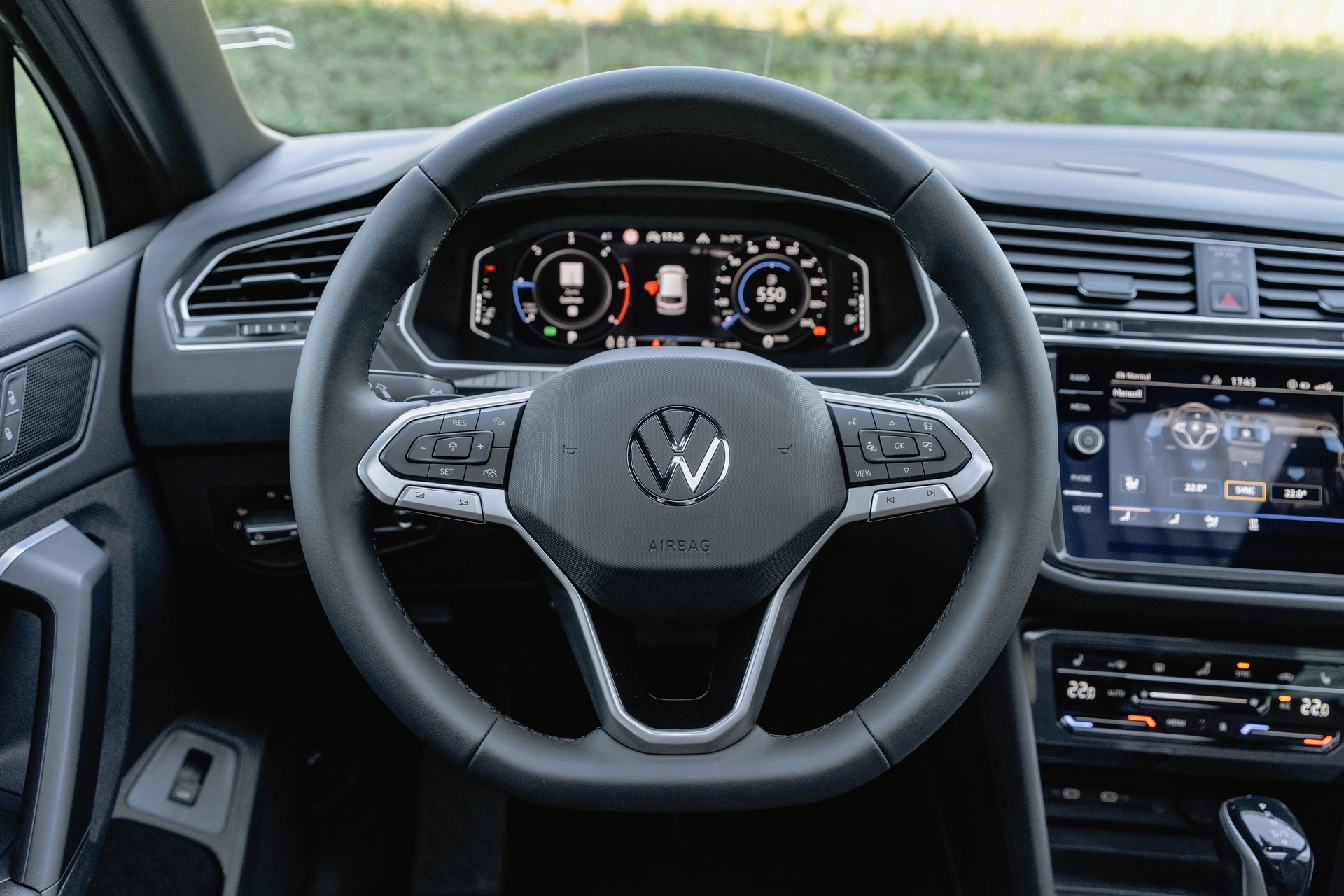 VW Tiguan 2.0 TDI SCR Elegance 4Motion DSG * FRISCH AB MFK * STANDHEIZUNG * PANORAMADACH *-image-9