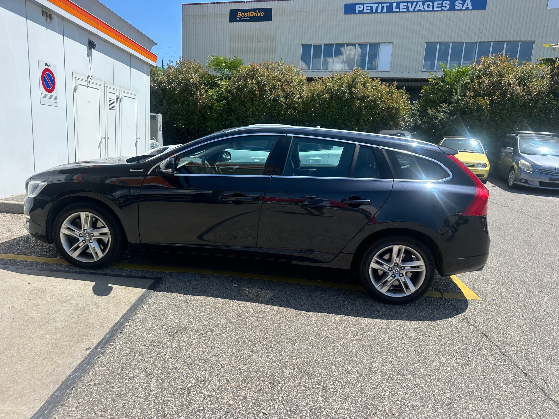 VOLVO V60 D6 AWD Plug-in Hybrid Momentum Geartronic-image-13