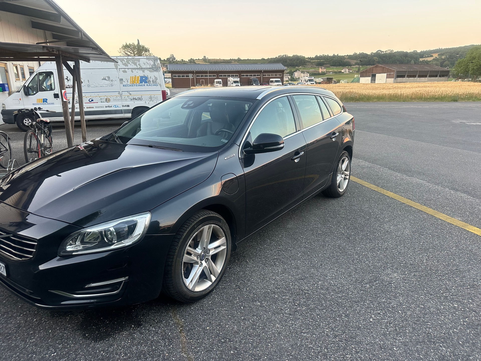 VOLVO V60 D6 AWD Plug-in Hybrid Momentum Geartronic-image-1
