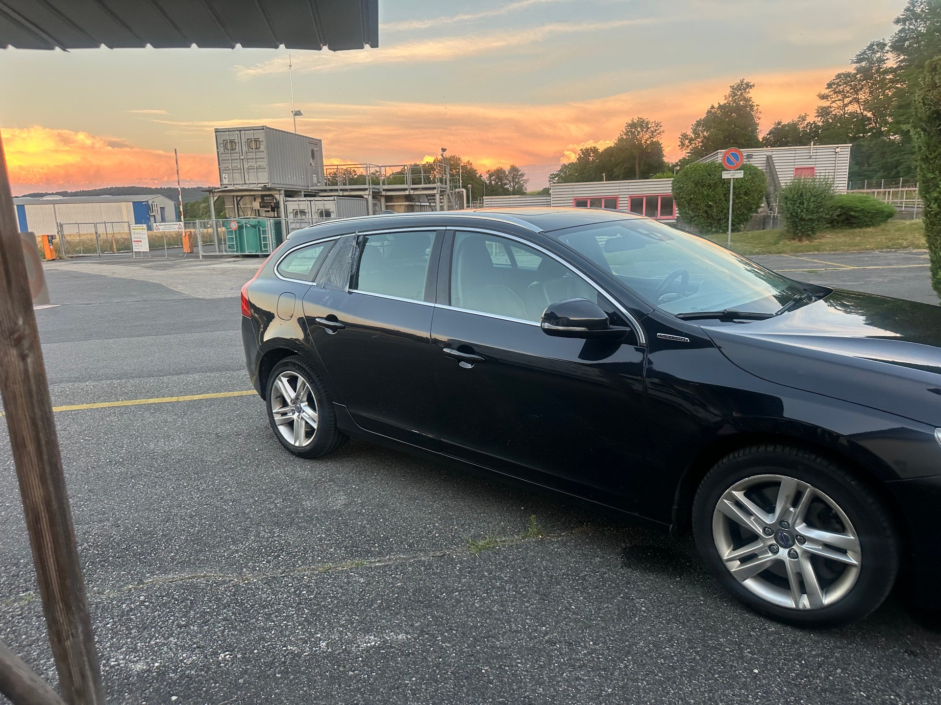 VOLVO V60 D6 AWD Plug-in Hybrid Momentum Geartronic-image-4