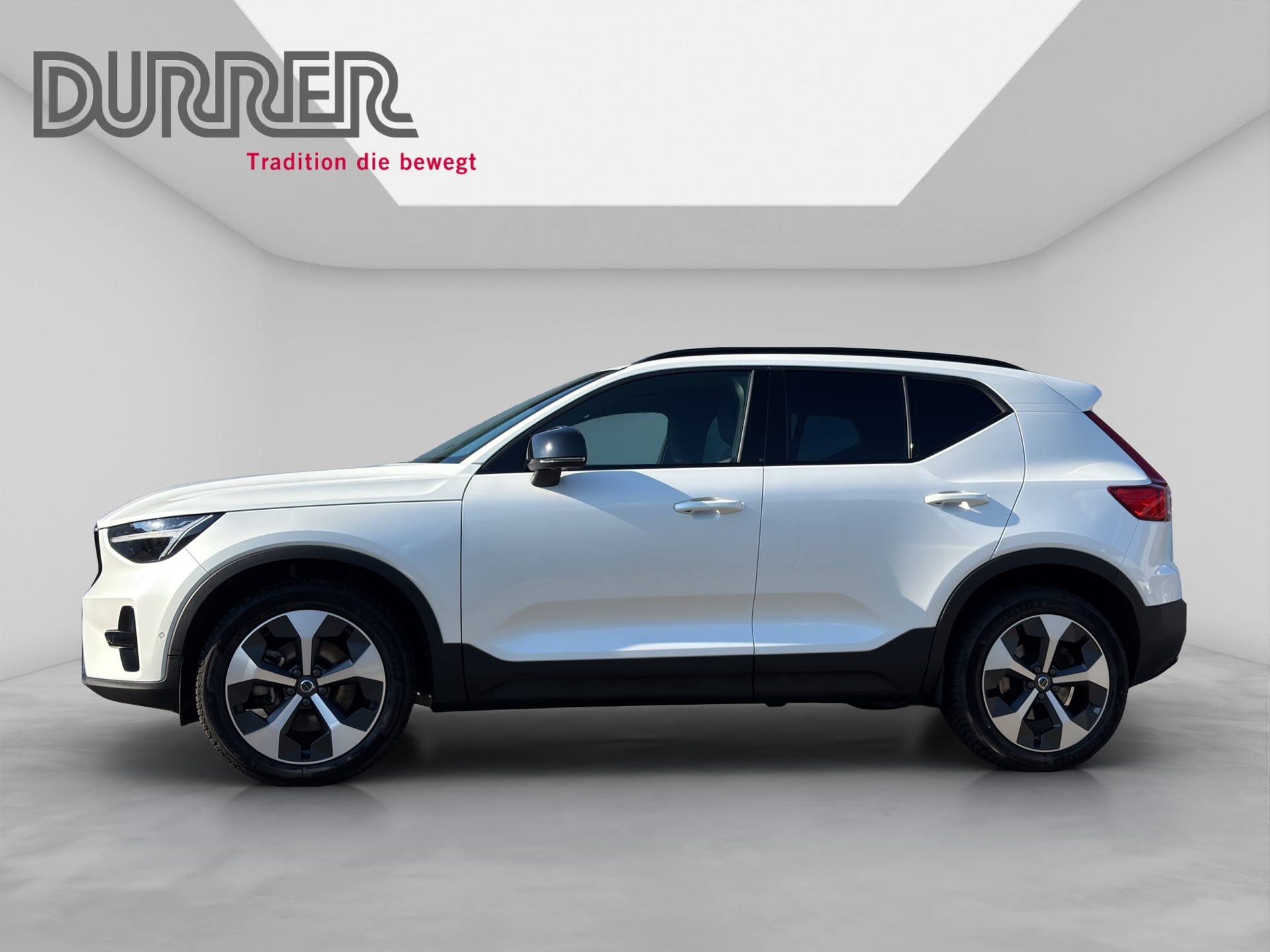 VOLVO XC40 2.0 B3 MH Plus Dark-showroom-element-1