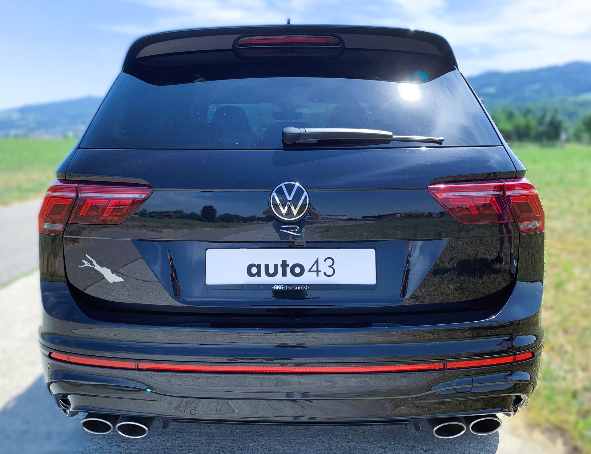 VW Tiguan 2.0TSI R 4Motion DSG-image-4