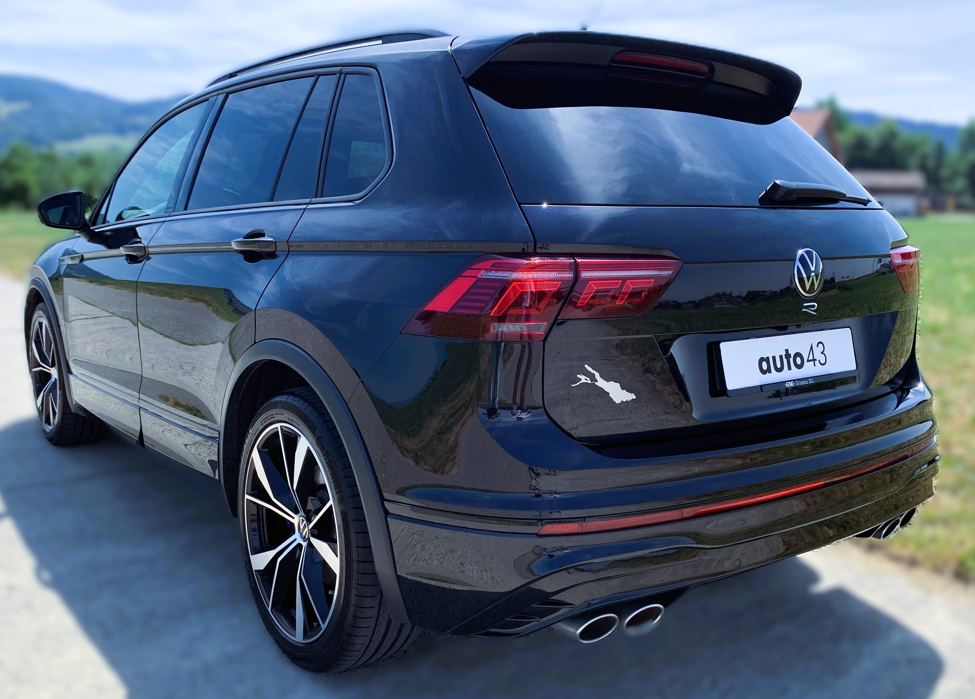 VW Tiguan 2.0TSI R 4Motion DSG-image-5