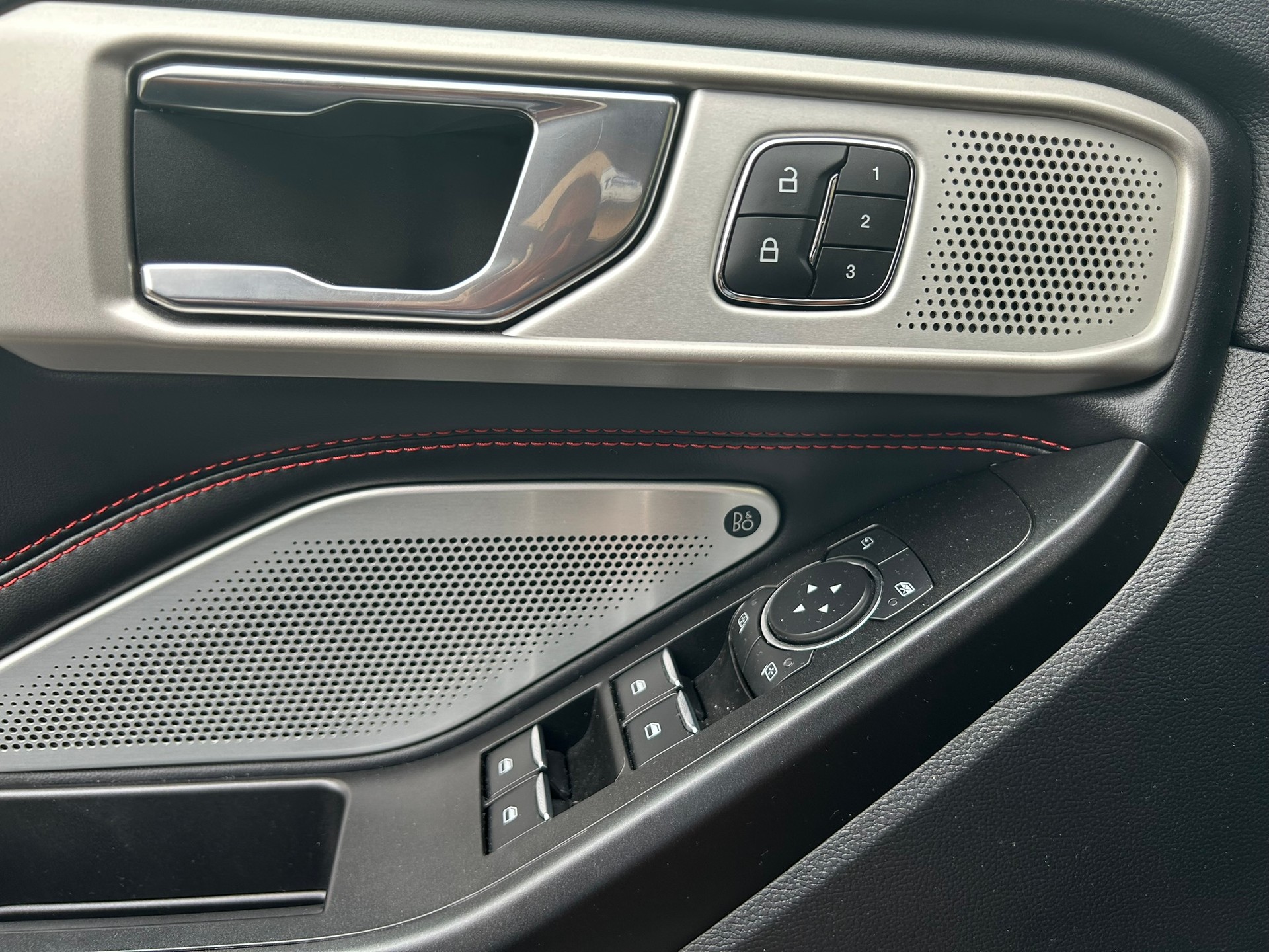 FORD Explorer 3.0 V6 Plug-in Hybrid ST-Line-image-12
