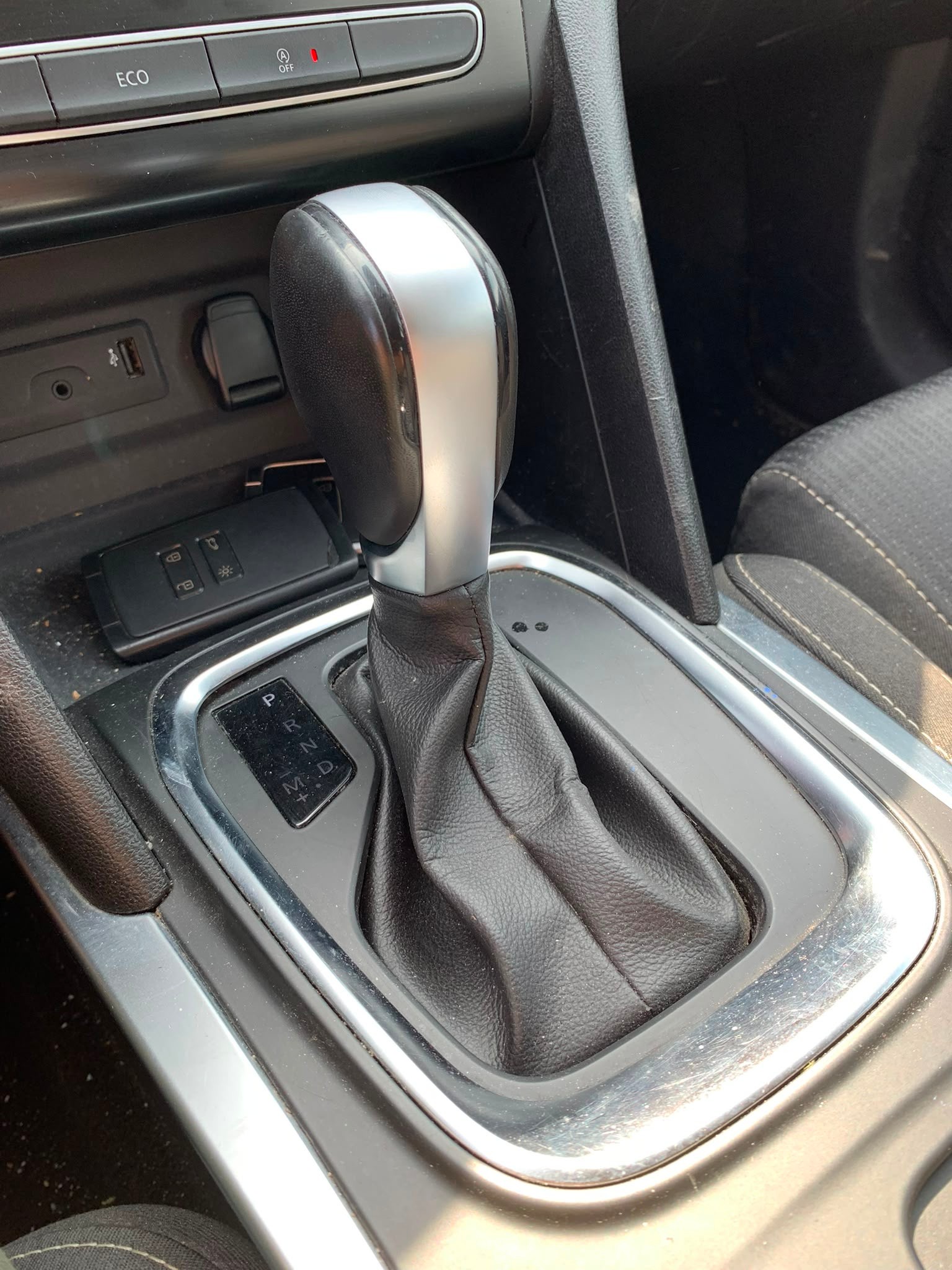 RENAULT Mégane 1.5 dCi Zen EDC Limousine (Klimatronik * Sensoren * Tempomat * USB * Multilenkrad * Navigation * BO6)-image-12