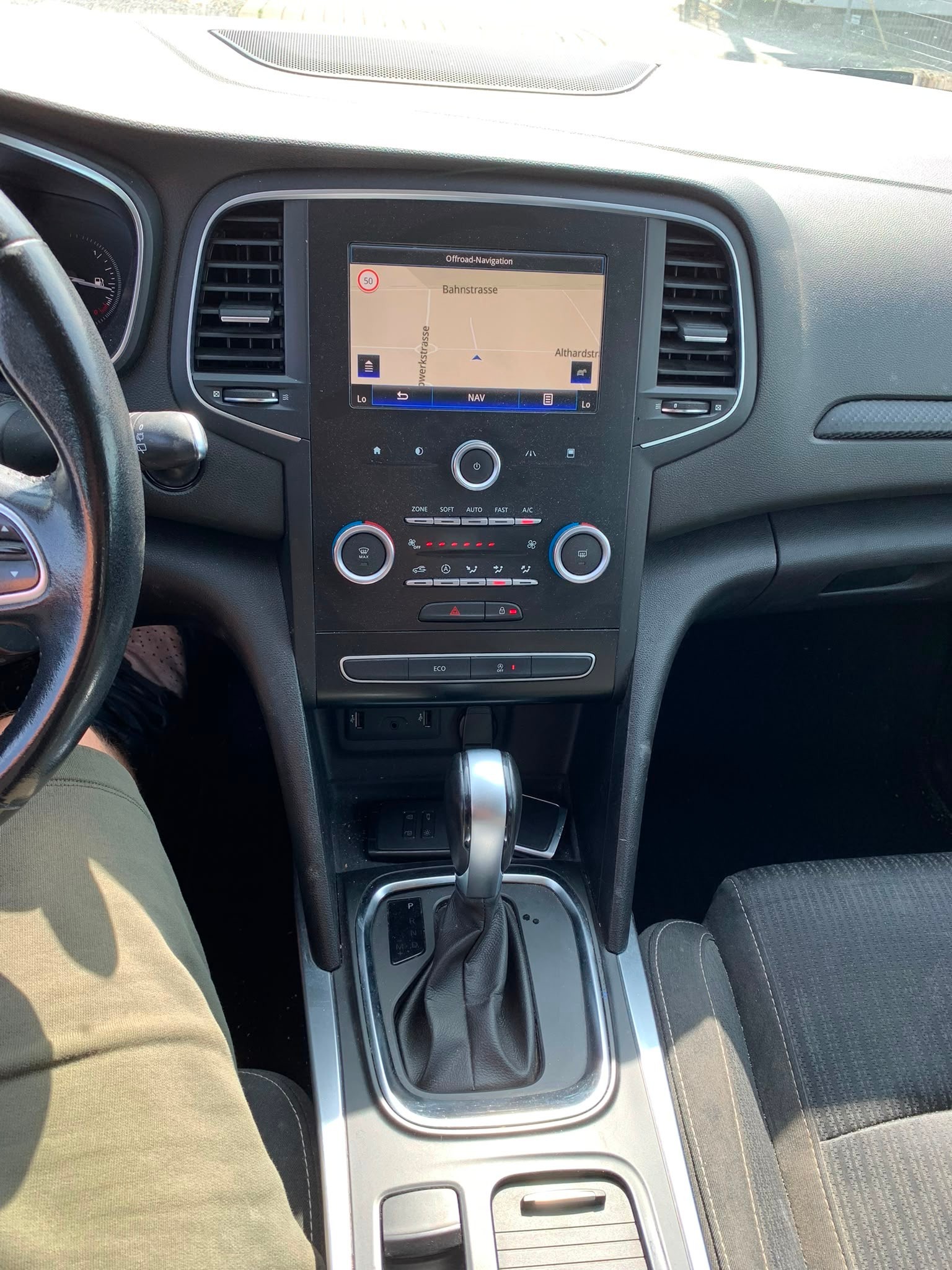 RENAULT Mégane 1.5 dCi Zen EDC Limousine (Klimatronik * Sensoren * Tempomat * USB * Multilenkrad * Navigation * BO6)-image-11