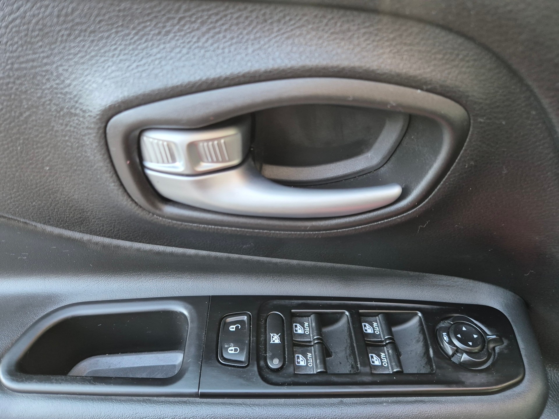 JEEP Renegade 1.3 Turbo Limited AWD-image-9