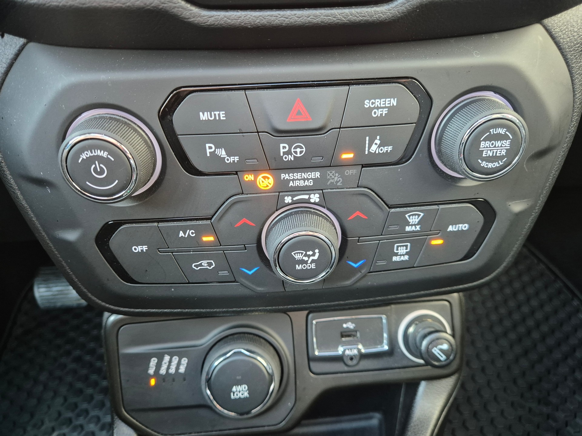 JEEP Renegade 1.3 Turbo Limited AWD-image-15