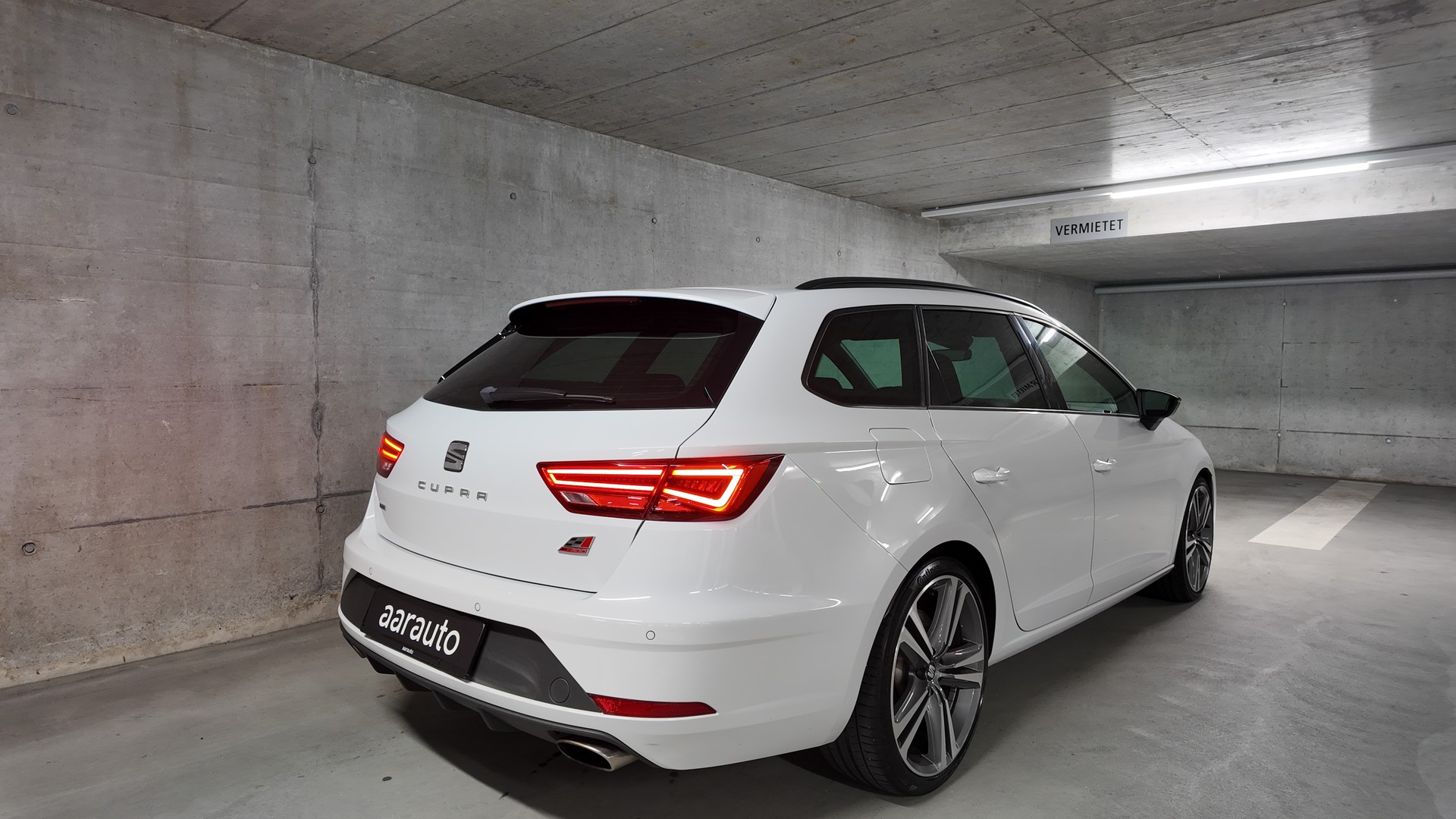 SEAT Leon ST 2.0 TSI Cupra 300 4 Drive DSG-image-5